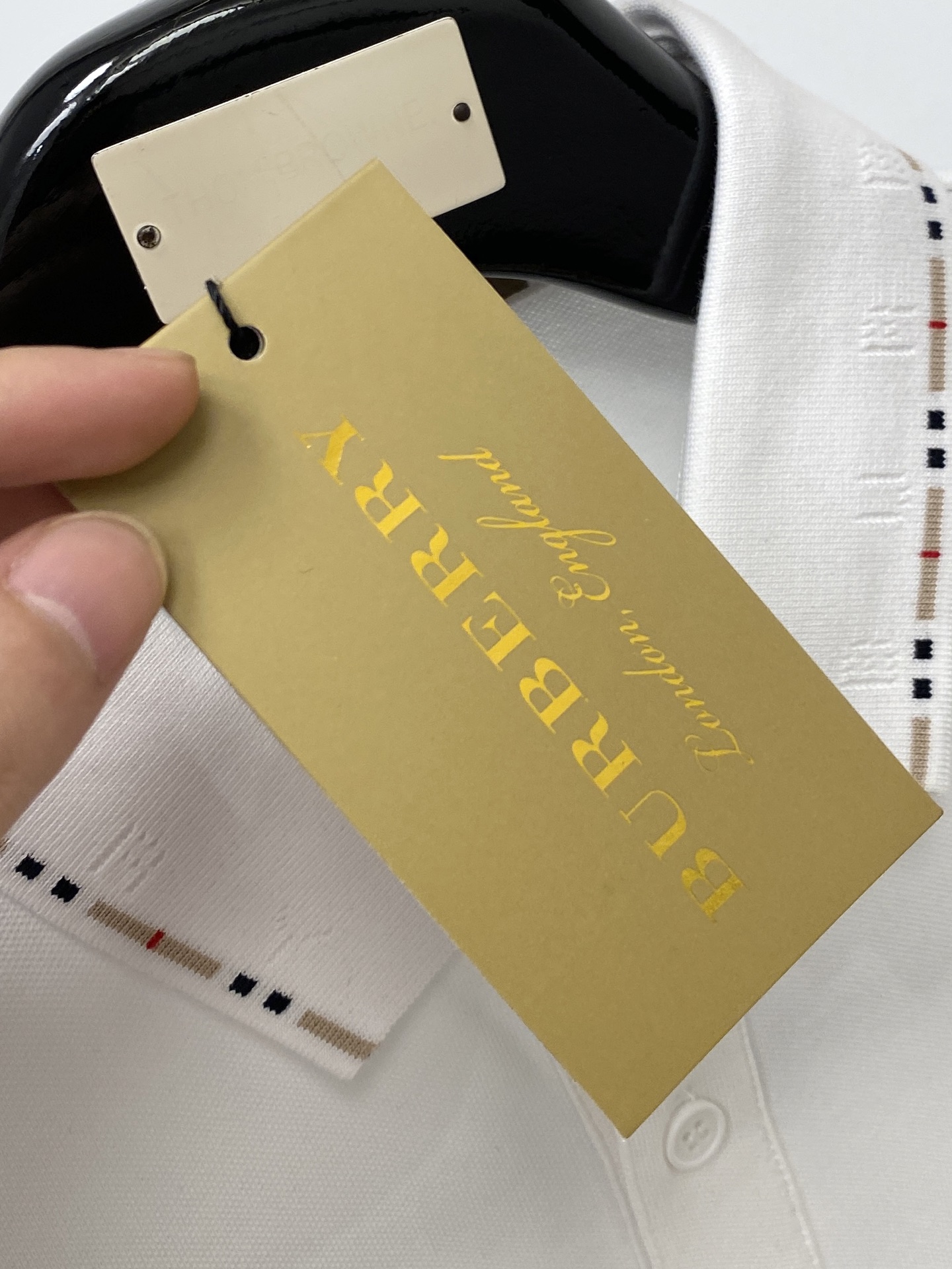 巴宝莉、2026新品短袖T恤，帅气时尚，胸前精致刺绣字母logo，简约百搭款。面料棉 不仅挺括，保持潮流的廓形，又穿着舒