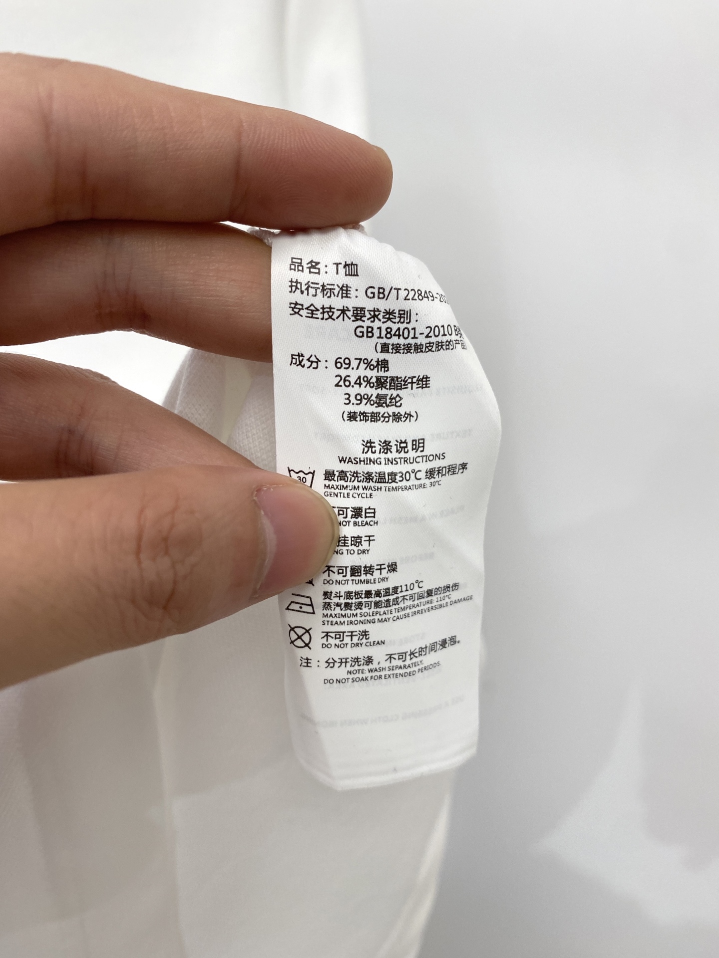 巴宝莉、2026新品短袖T恤，帅气时尚，胸前精致刺绣字母logo，简约百搭款。面料棉 不仅挺括，保持潮流的廓形，又穿着舒