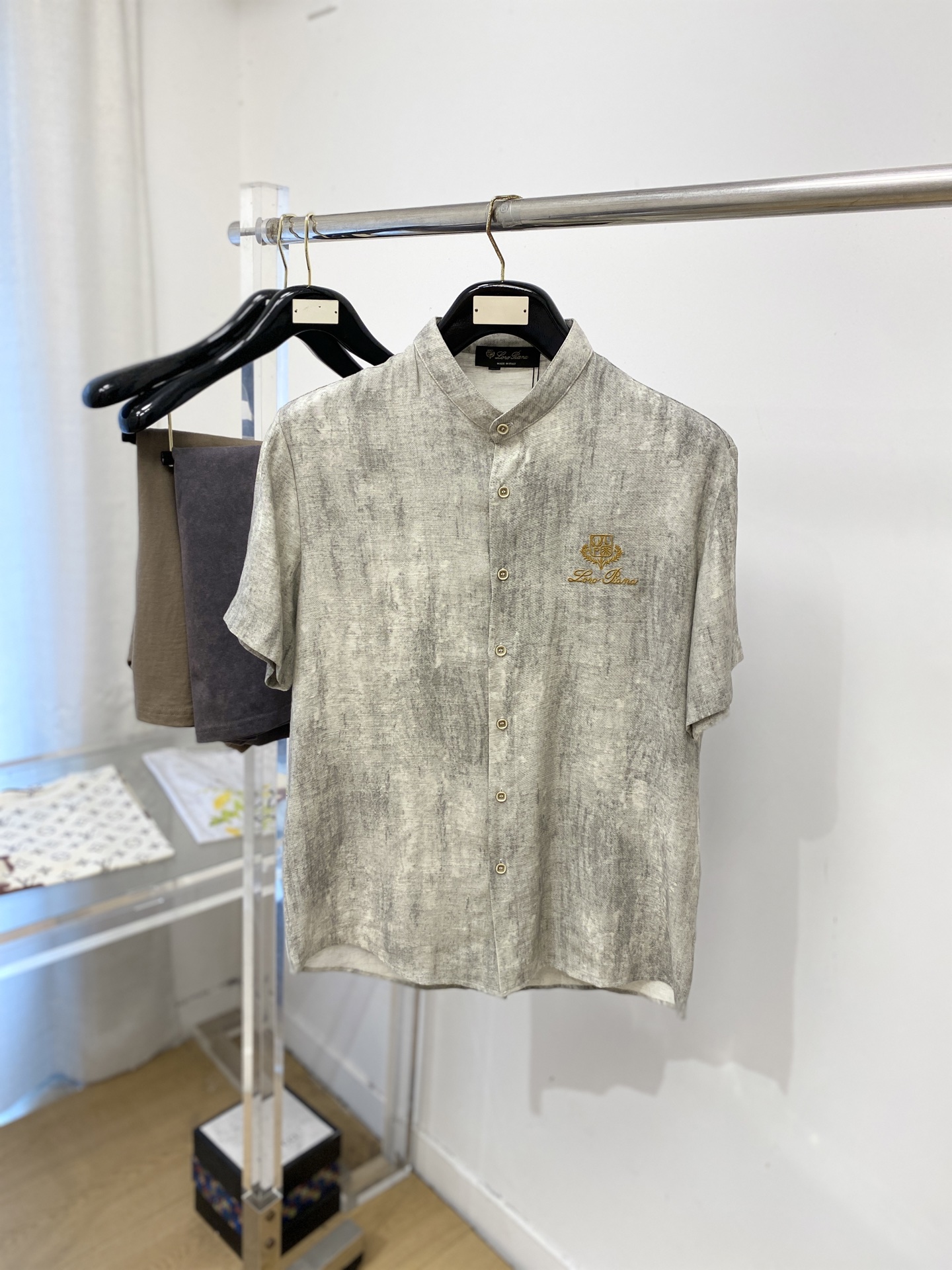 Loro Piana、2026新品短袖衬衫，时尚帅气，简约百搭款，定制原版面料，不仅挺括，保持潮流的廓形，又穿着舒适，纱