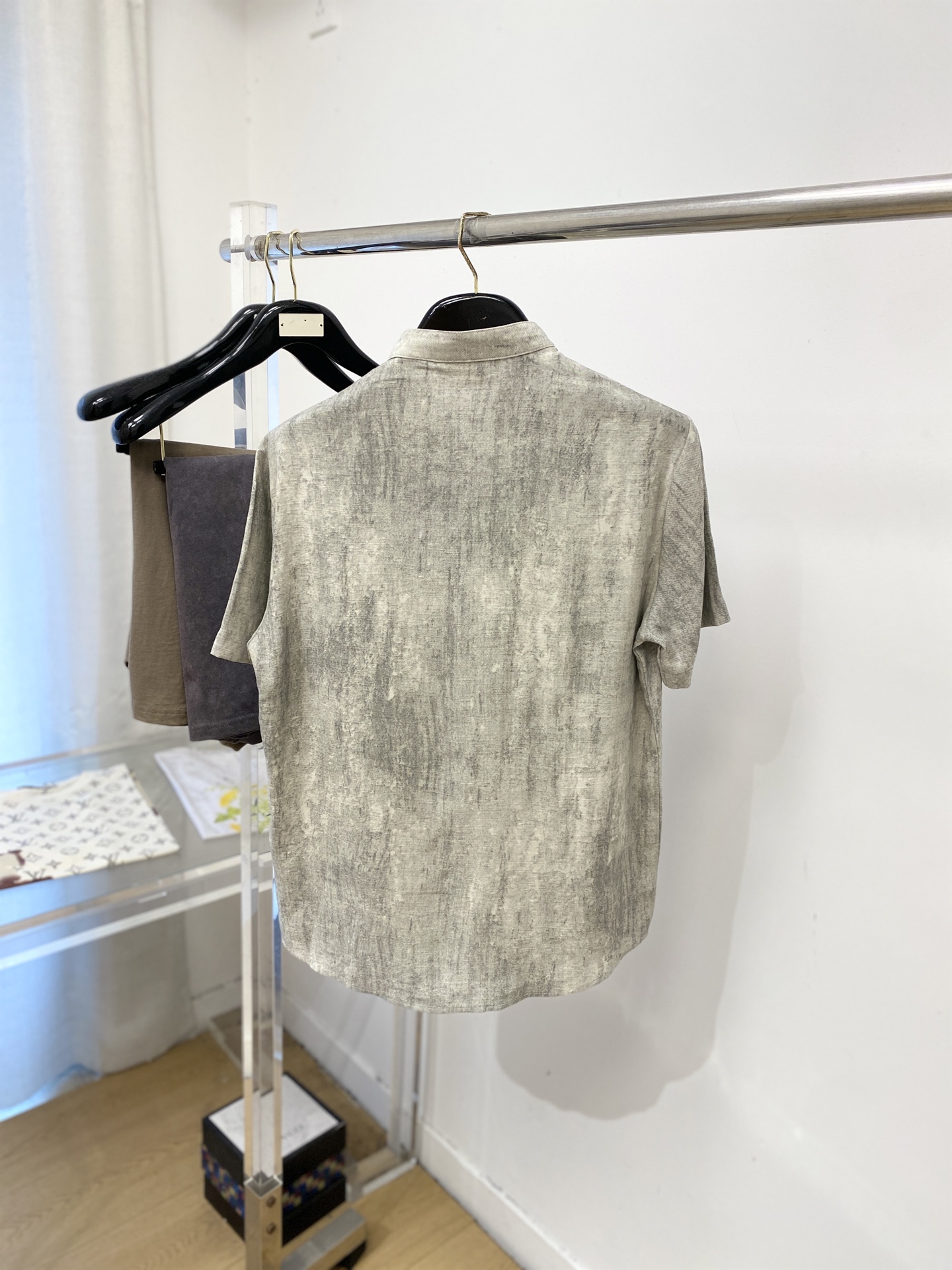 Loro Piana、2026新品短袖衬衫，时尚帅气，简约百搭款，定制原版面料，不仅挺括，保持潮流的廓形，又穿着舒适，纱