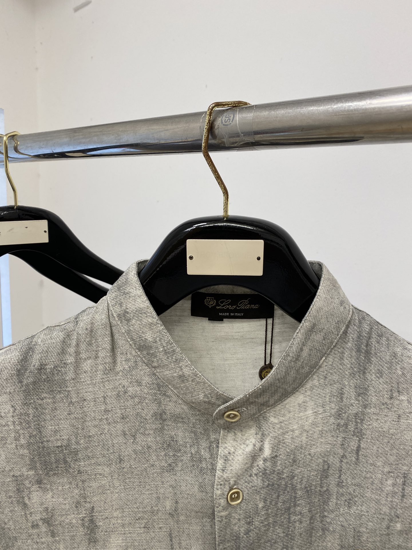 Loro Piana、2026新品短袖衬衫，时尚帅气，简约百搭款，定制原版面料，不仅挺括，保持潮流的廓形，又穿着舒适，纱
