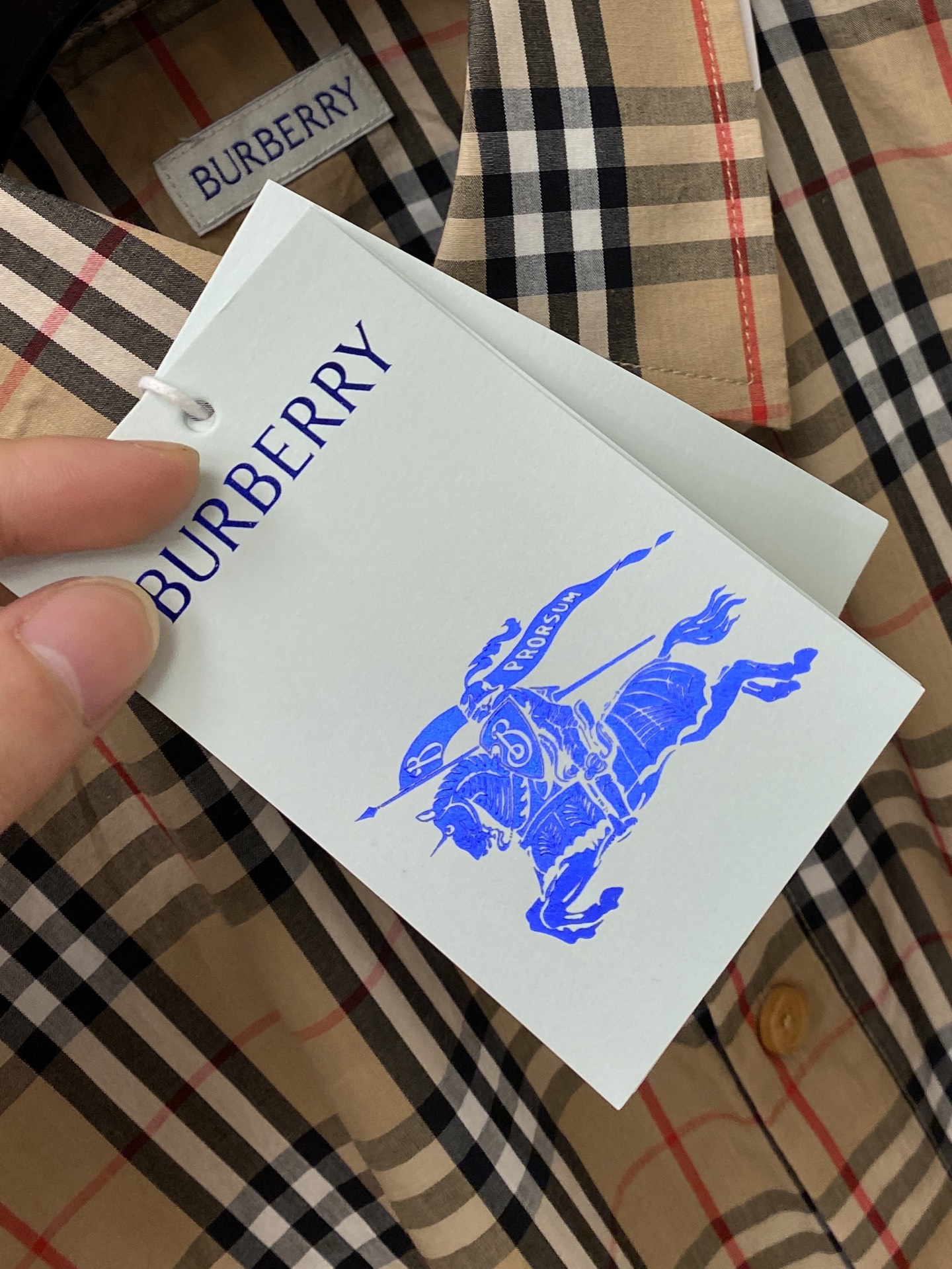 巴宝莉、2026新品短袖衬衫，时尚帅气，简约百搭款，定制原版面料，不仅挺括，保持潮流的廓形，又穿着舒适，