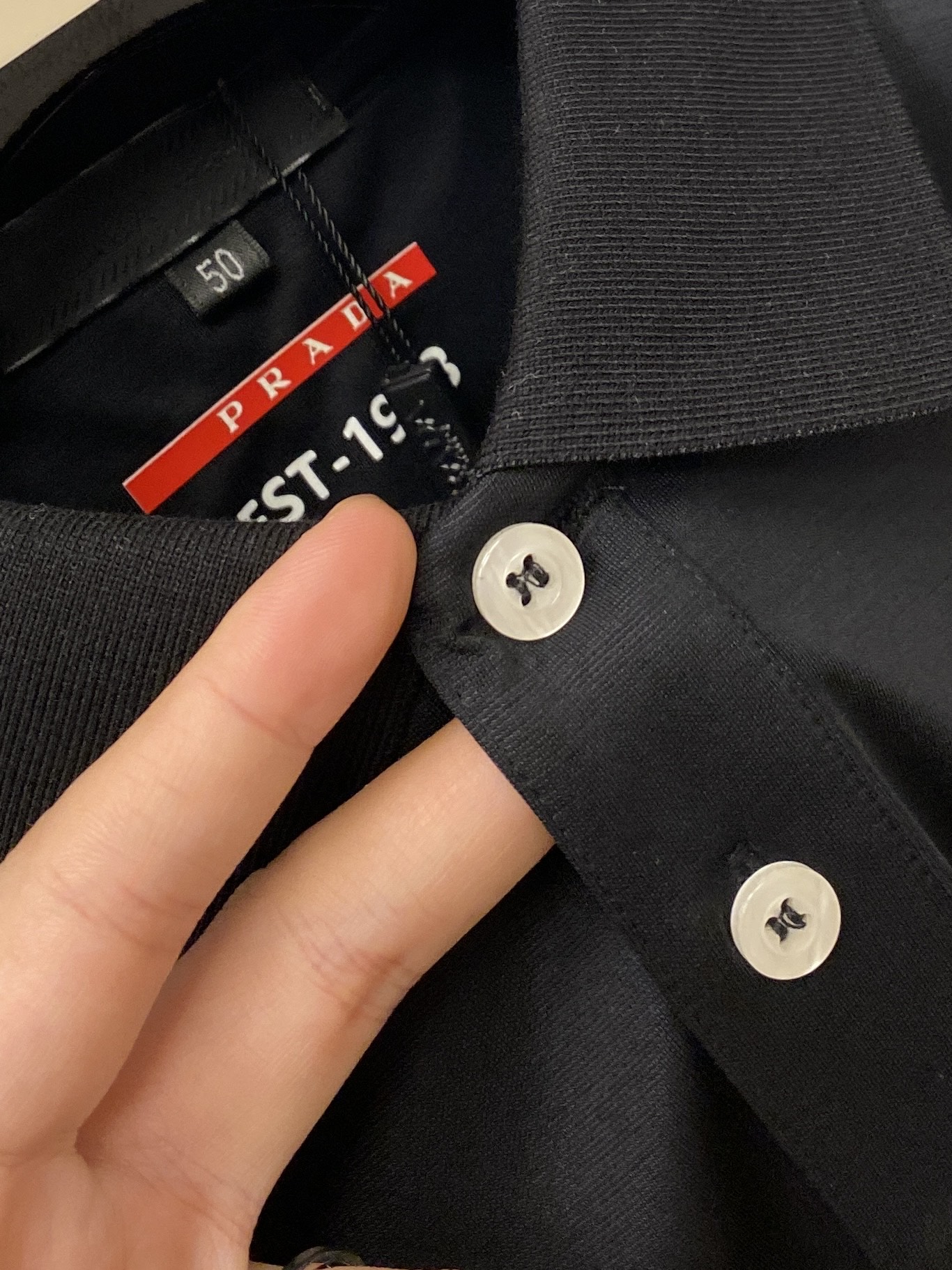 普拉达、2026新品短袖T恤，帅气时尚，胸前精致刺绣图案字母logo，简约百搭款。面料棉 不仅挺括，保持