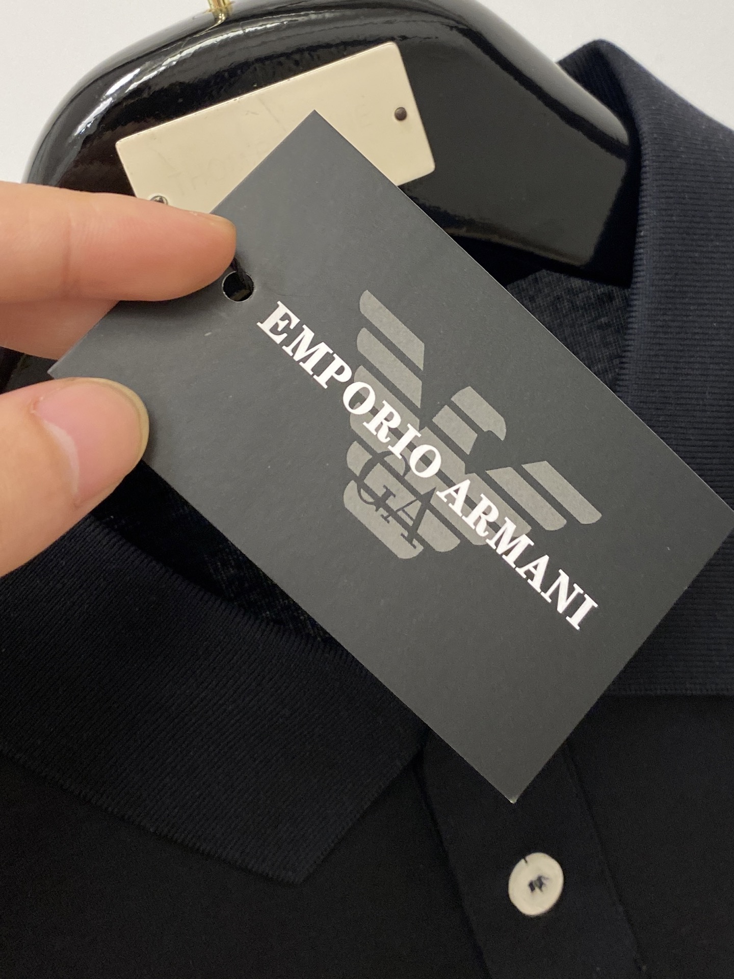 阿玛尼、2026新品短袖T恤，帅气时尚，胸前设计凹凸印胶图案logo，简约百搭款。面料棉 不仅挺括，保持