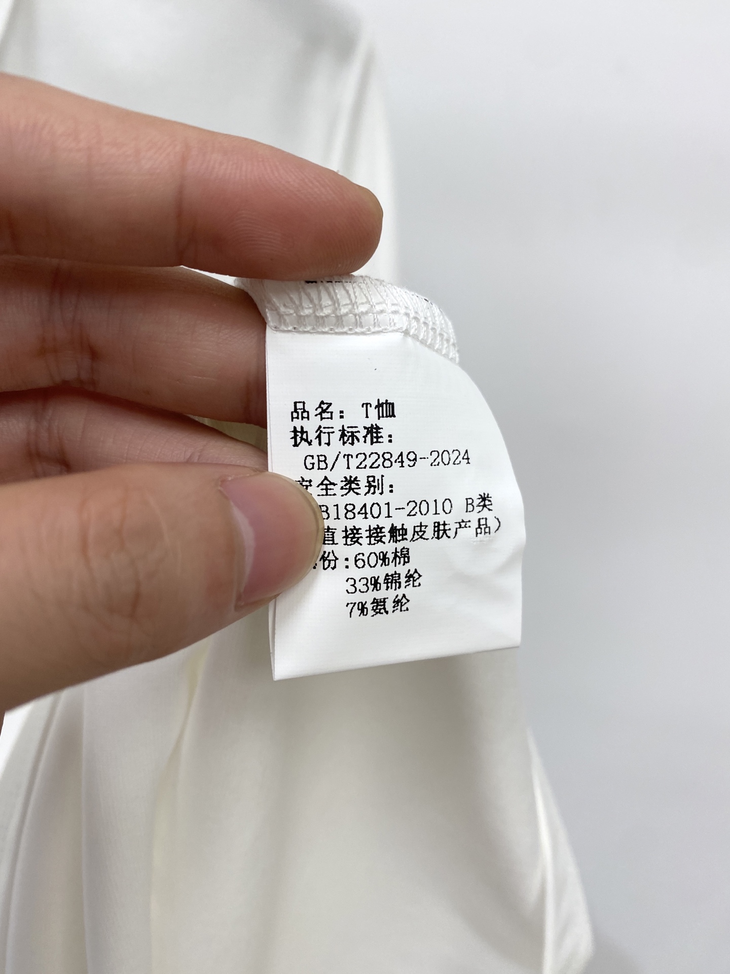 阿玛尼、2026新品短袖T恤，帅气时尚，胸前精致刺绣字母logo，简约百搭款。面料棉 不仅挺括，保持潮流