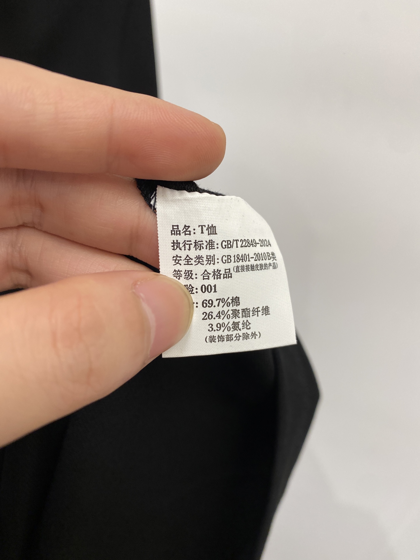 巴宝莉、2026新品短袖T恤，帅气时尚，胸前精致刺绣图案字母logo，简约百搭款。面料针织 不仅挺括，保