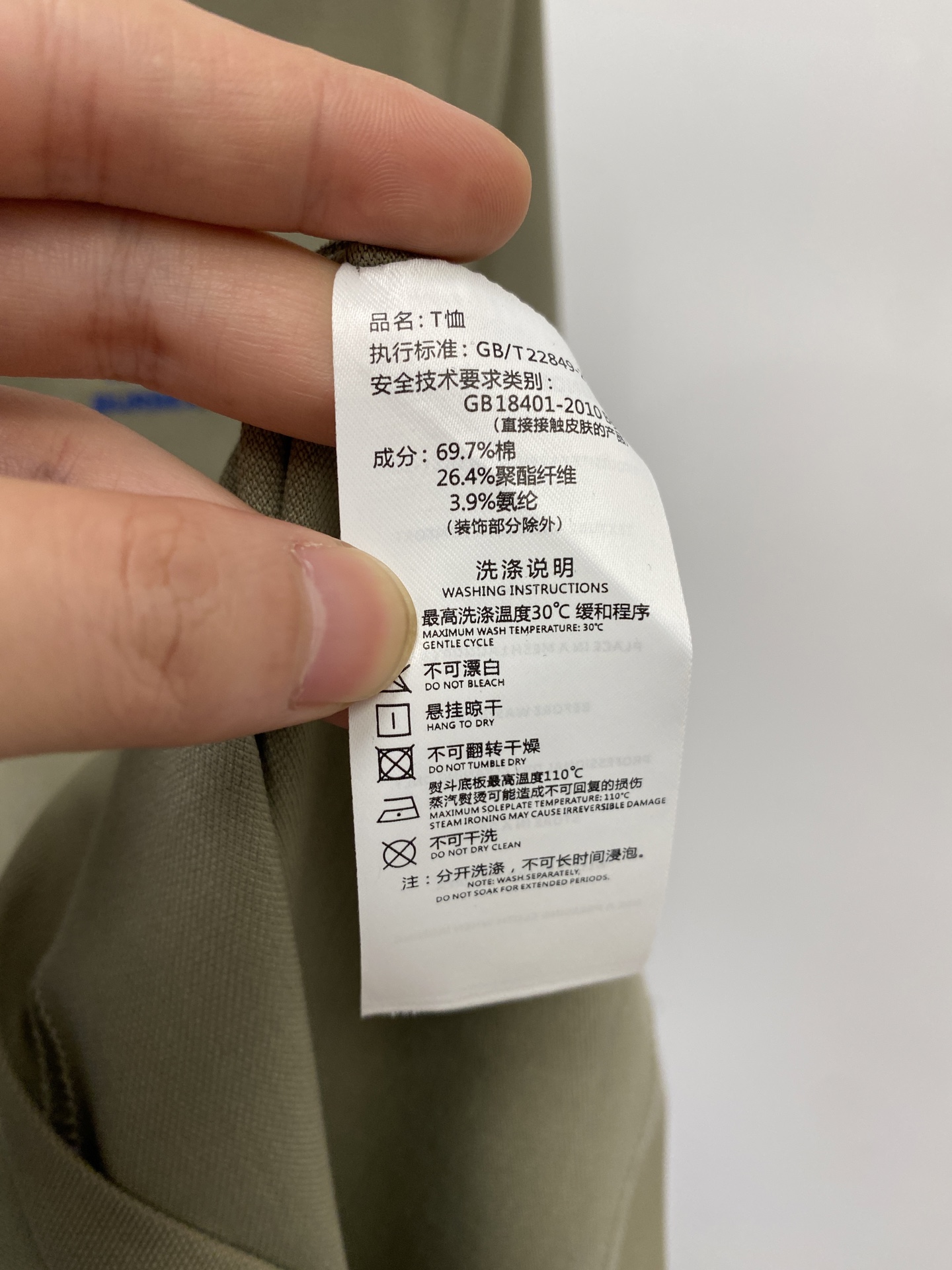 巴宝莉、2026新品短袖T恤，帅气时尚，胸前精致刺绣图案字母logo，简约百搭款。面料针织 不仅挺括，保