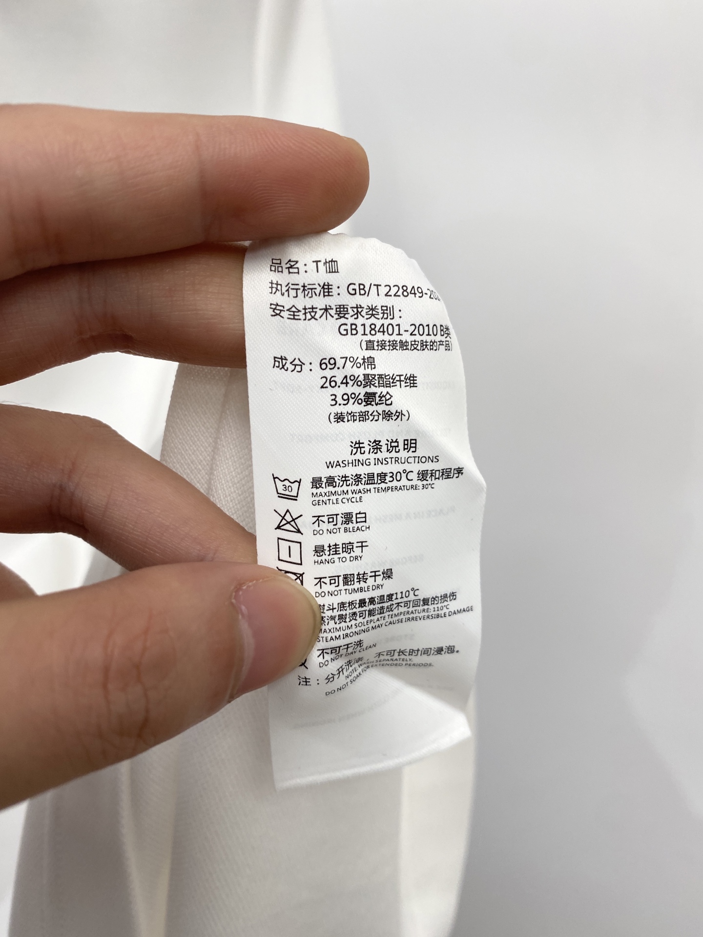 巴宝莉、2026新品短袖T恤，帅气时尚，胸前精致刺绣图案字母logo，简约百搭款。面料针织 不仅挺括，保