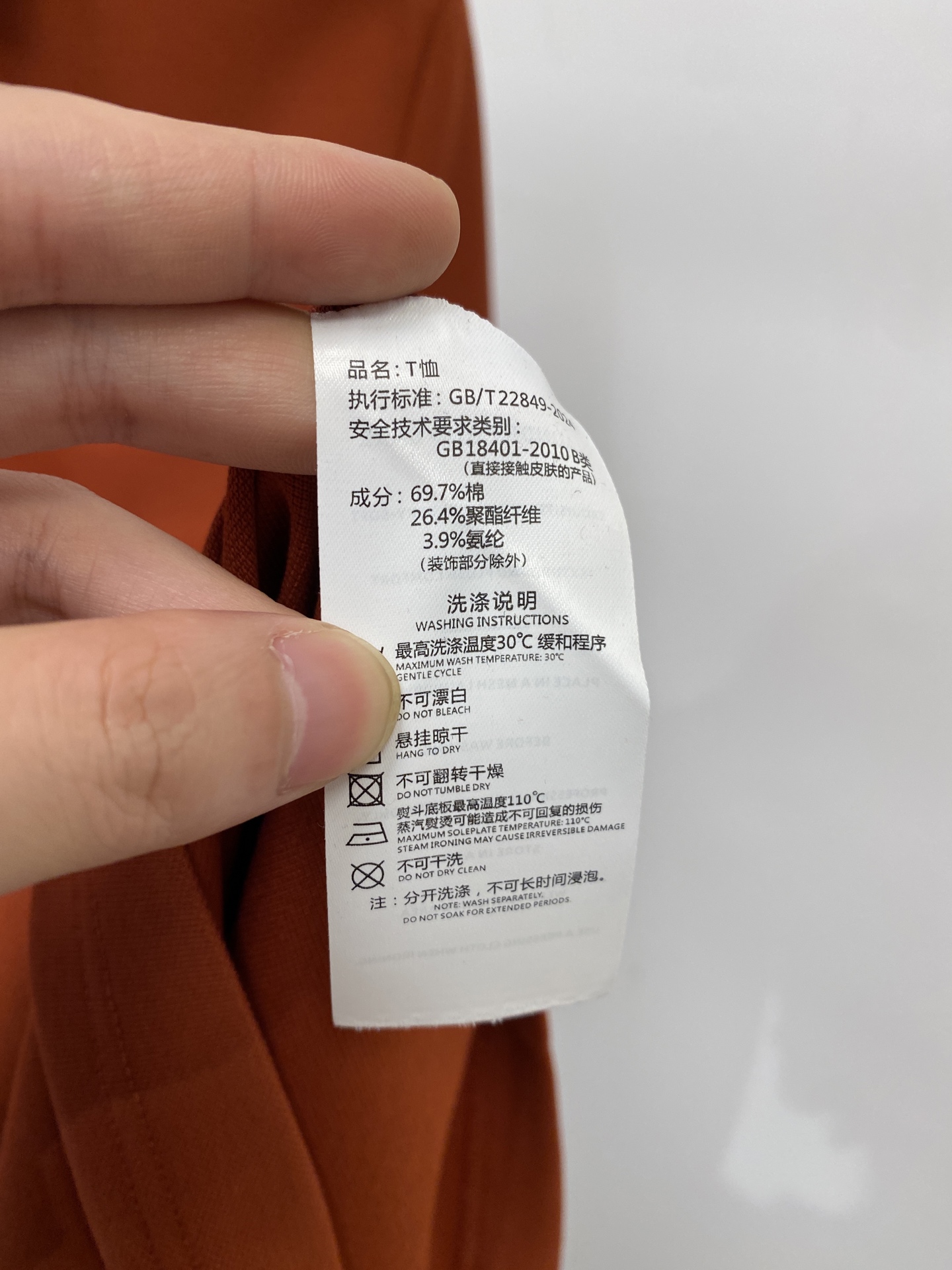 巴宝莉、2026新品短袖T恤，帅气时尚，胸前精致刺绣图案字母logo，简约百搭款。面料针织 不仅挺括，保