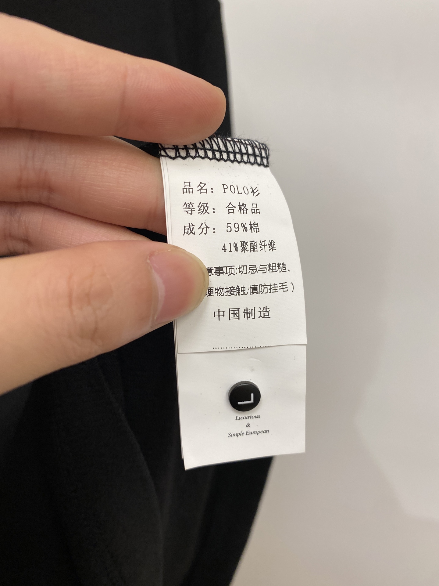 普拉达、2026新品短袖T恤，帅气时尚，胸前精致刺绣图案字母logo，简约百搭款。面料棉 不仅挺括，保持潮流的廓形，又穿
