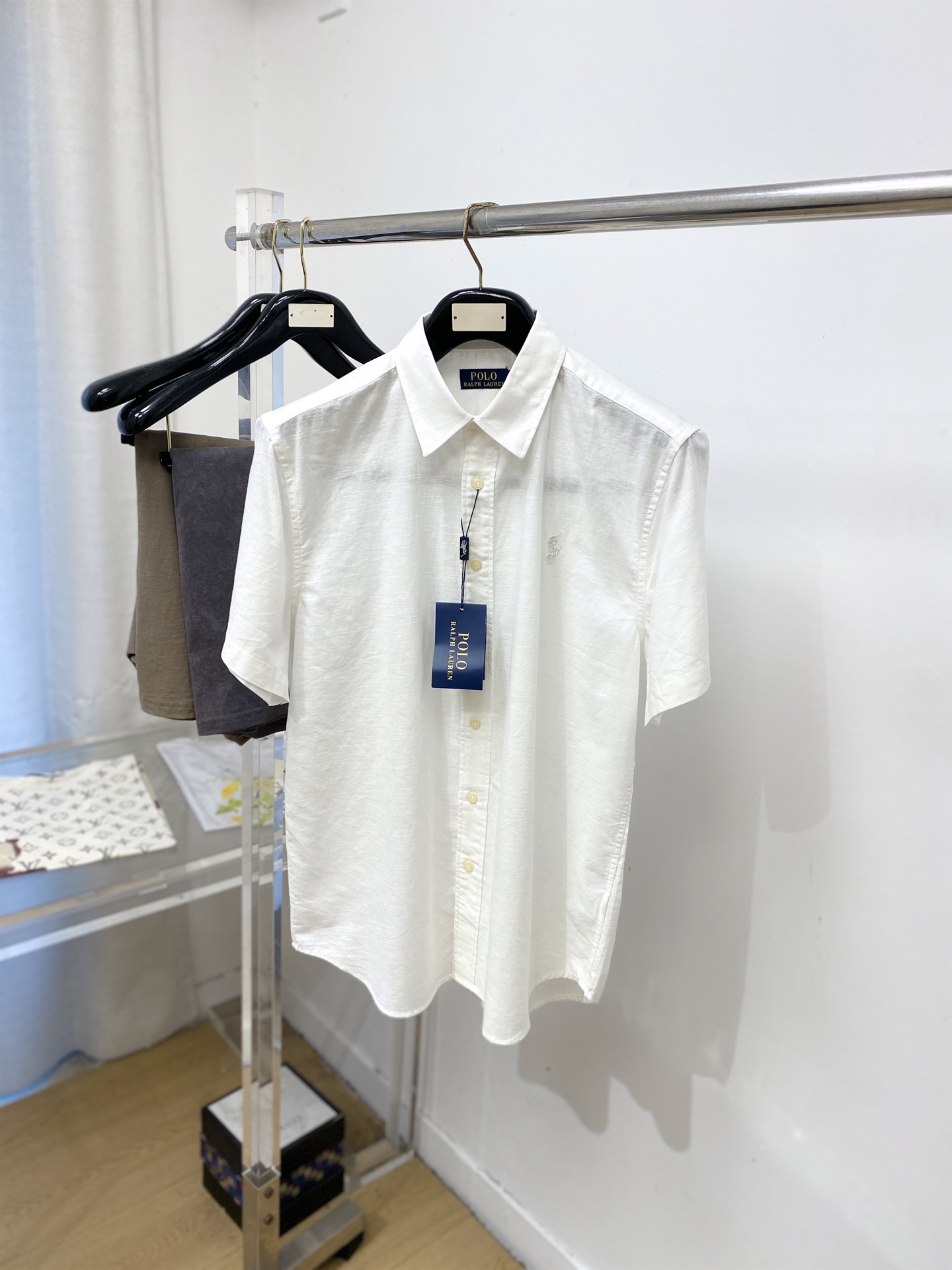￼POLO、2026新品短袖衬衫，时尚帅气，简约百搭款，定制原版面料，不仅挺括，保持潮流的廓形，又穿着舒