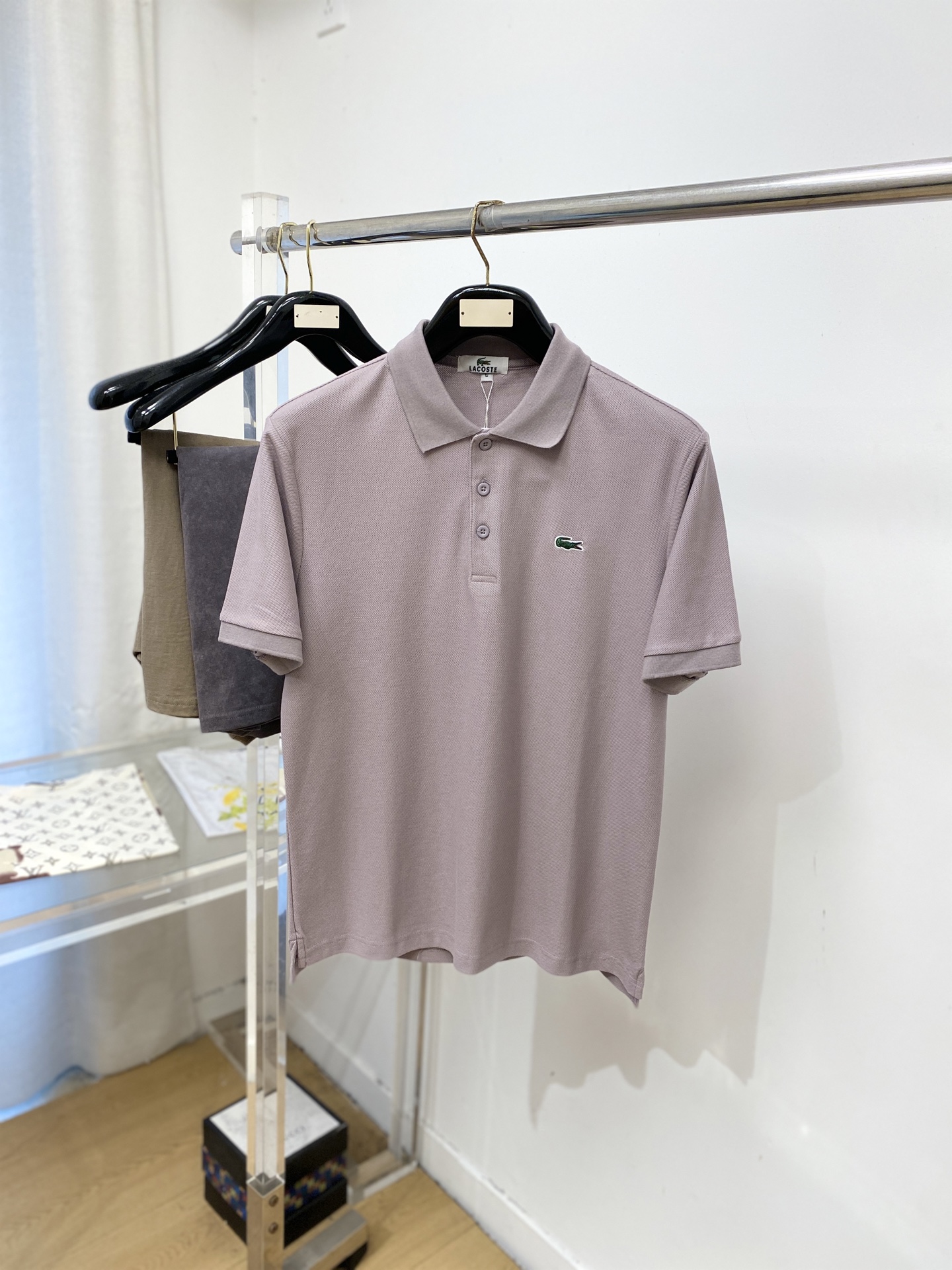 LACOSTE 时尚潮牌、2026新品短袖T恤，帅气时尚，胸前精致刺绣图案logo，简约百搭款。面料棉 