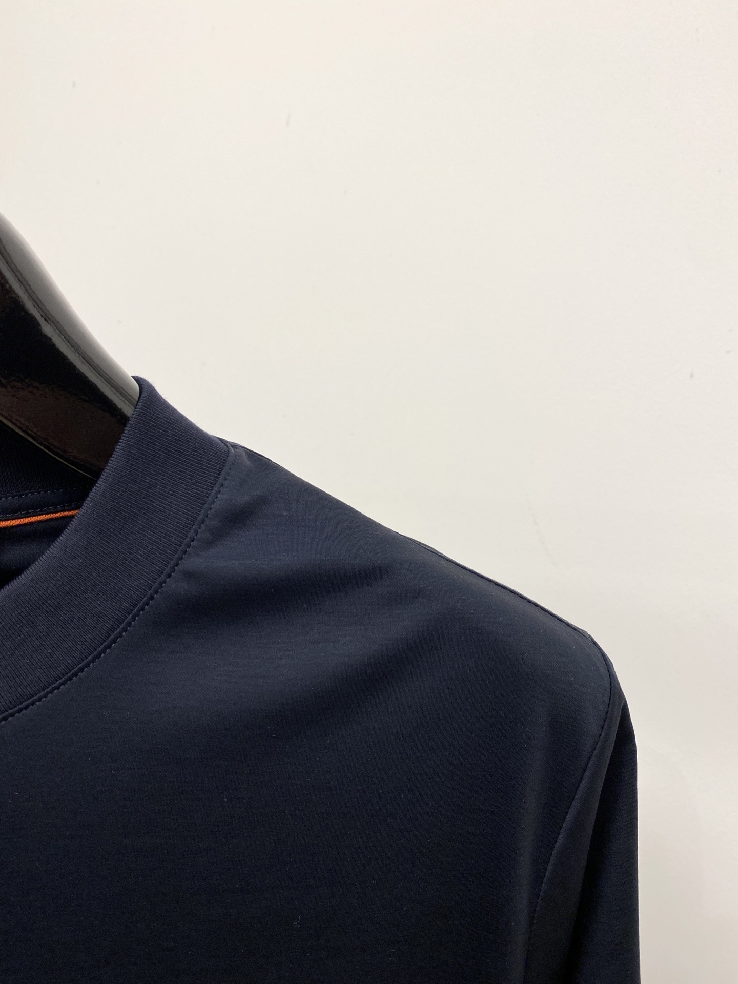 ￼Loro Piana、2026新品短袖T恤，帅气时尚，后背精致刺绣字母logo，简约百搭款。面料棉 不