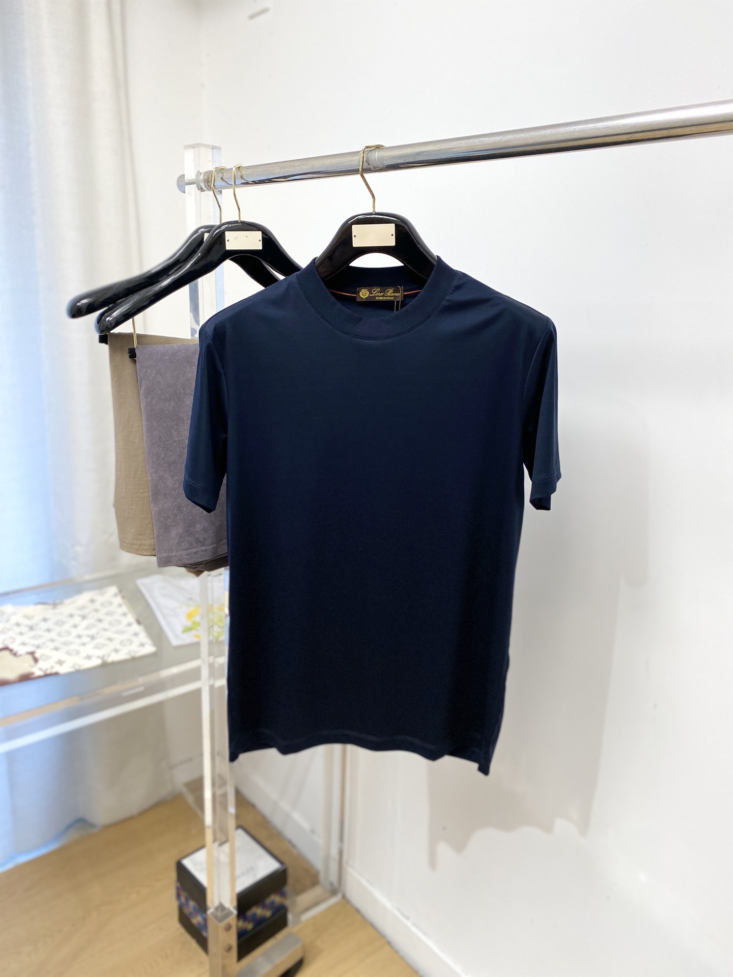￼Loro Piana、2026新品短袖T恤，帅气时尚，后背精致刺绣字母logo，简约百搭款。面料棉 不