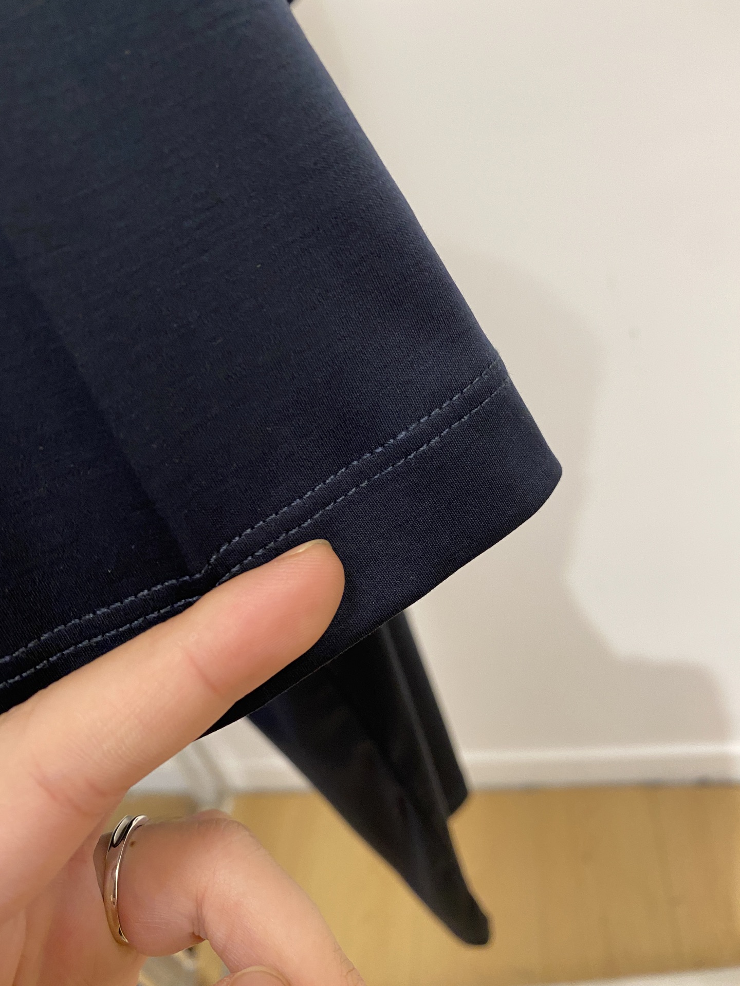 ￼Loro Piana、2026新品短袖T恤，帅气时尚，后背精致刺绣字母logo，简约百搭款。面料棉 不