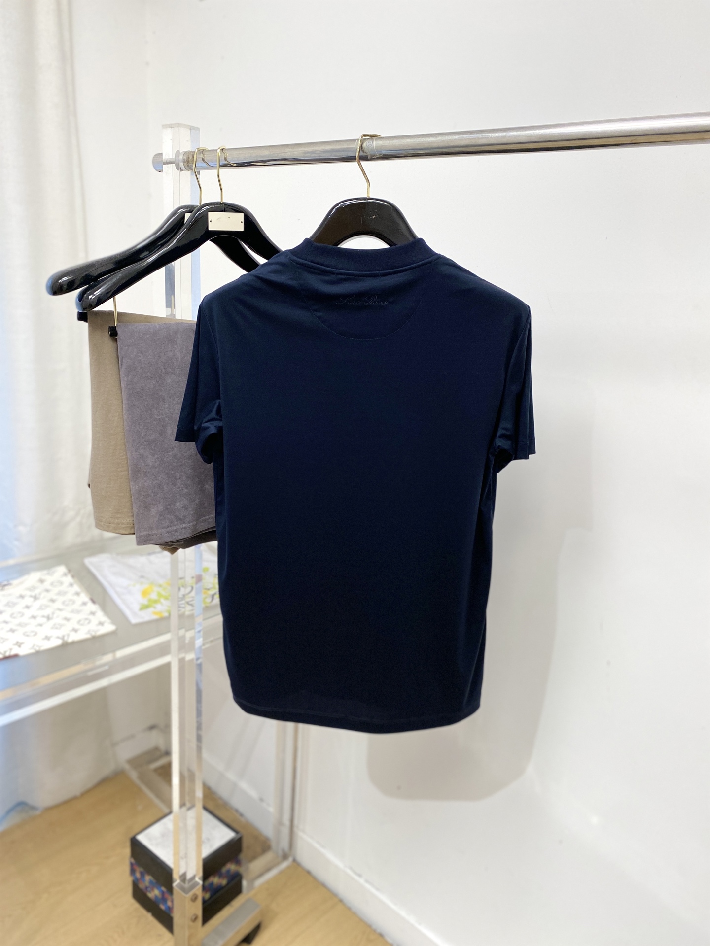 ￼Loro Piana、2026新品短袖T恤，帅气时尚，后背精致刺绣字母logo，简约百搭款。面料棉 不