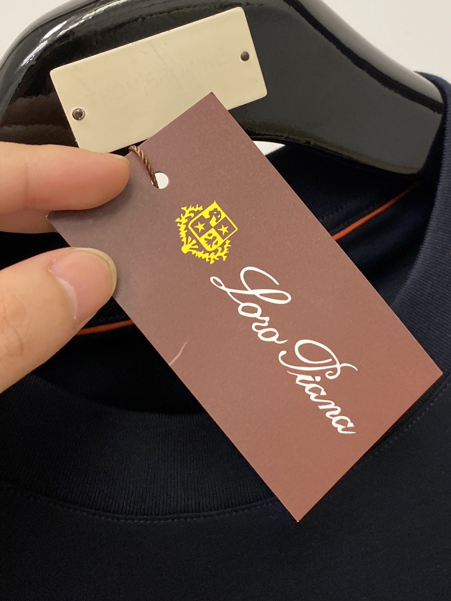 ￼Loro Piana、2026新品短袖T恤，帅气时尚，后背精致刺绣字母logo，简约百搭款。面料棉 不