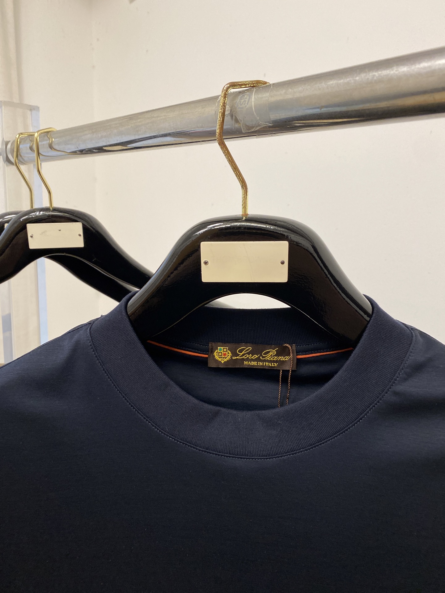 ￼Loro Piana、2026新品短袖T恤，帅气时尚，后背精致刺绣字母logo，简约百搭款。面料棉 不