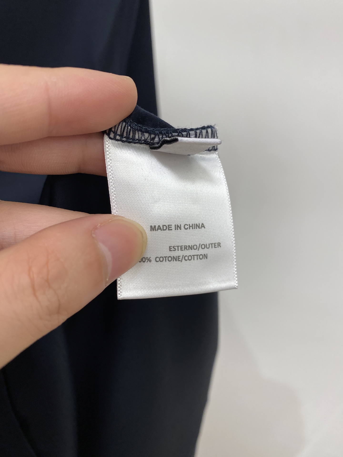 ￼Loro Piana、2026新品短袖T恤，帅气时尚，后背精致刺绣字母logo，简约百搭款。面料棉 不