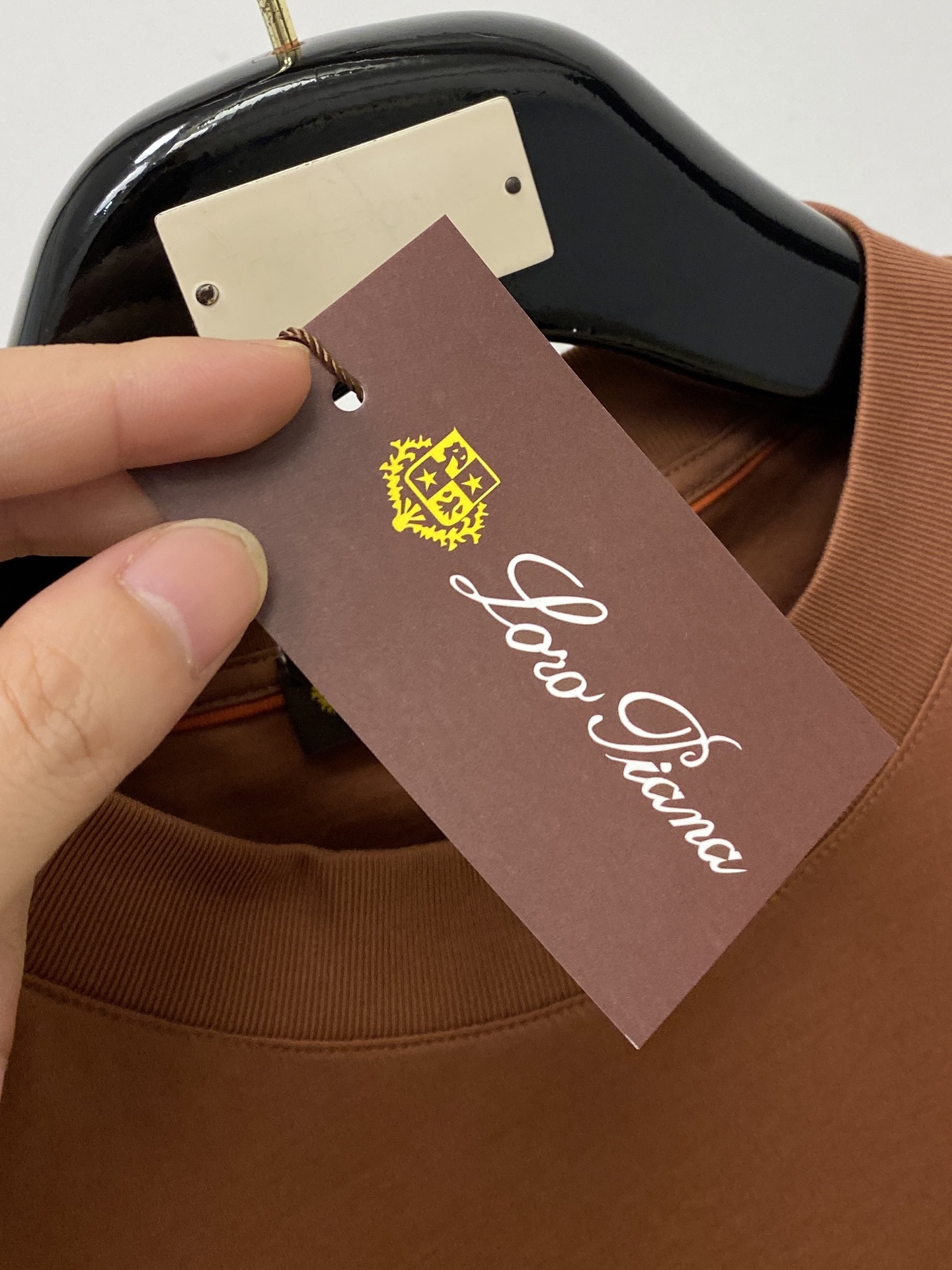 Loro Piana、2026新品短袖T恤，帅气时尚，后背精致刺绣字母logo，简约百搭款。面料棉 不仅