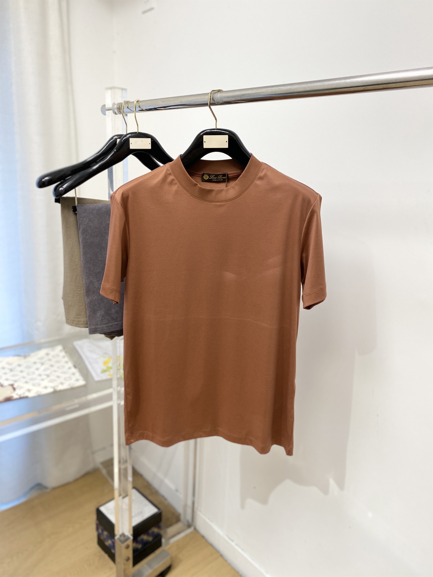 Loro Piana、2026新品短袖T恤，帅气时尚，后背精致刺绣字母logo，简约百搭款。面料棉 不仅