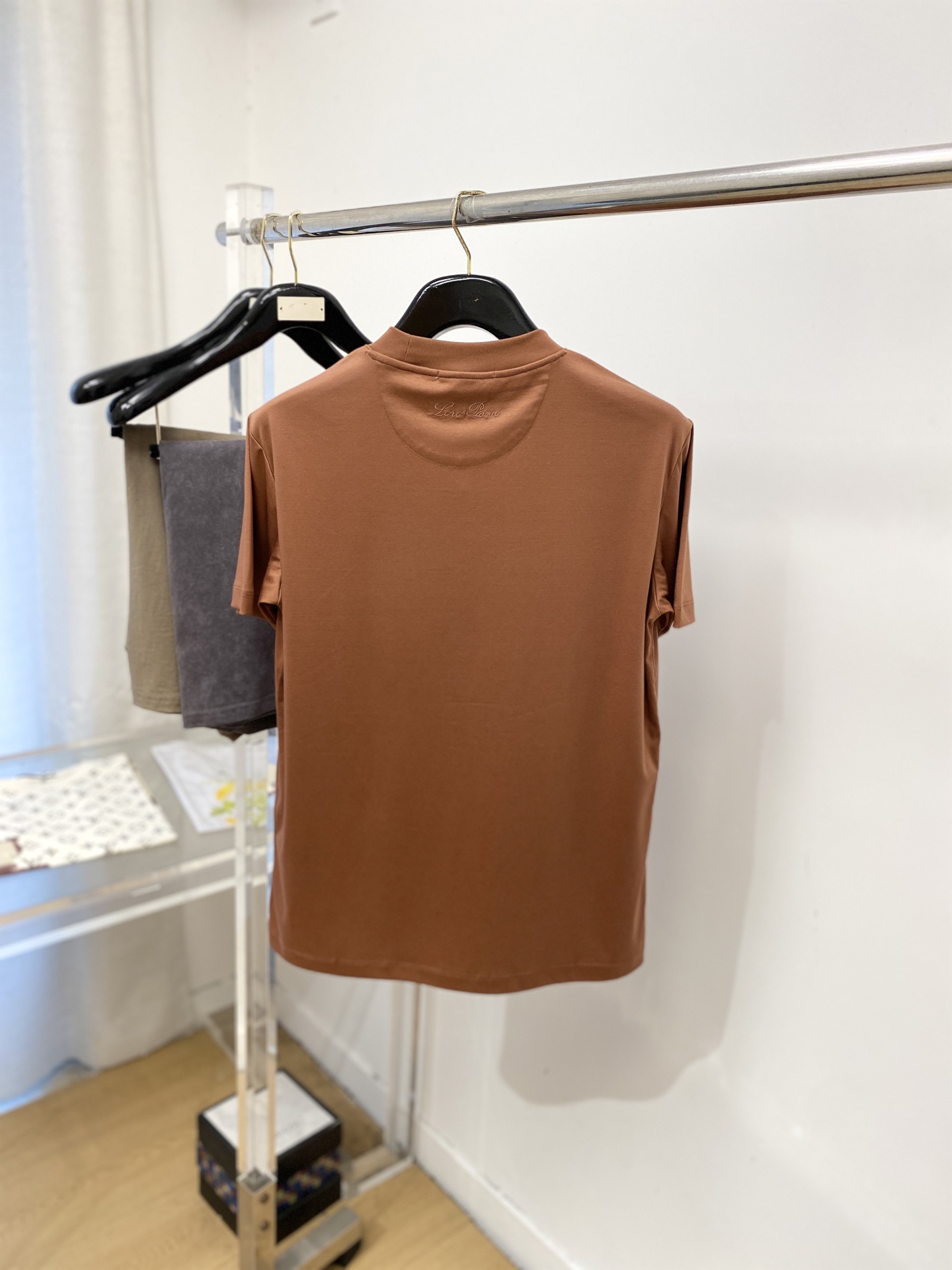 Loro Piana、2026新品短袖T恤，帅气时尚，后背精致刺绣字母logo，简约百搭款。面料棉 不仅