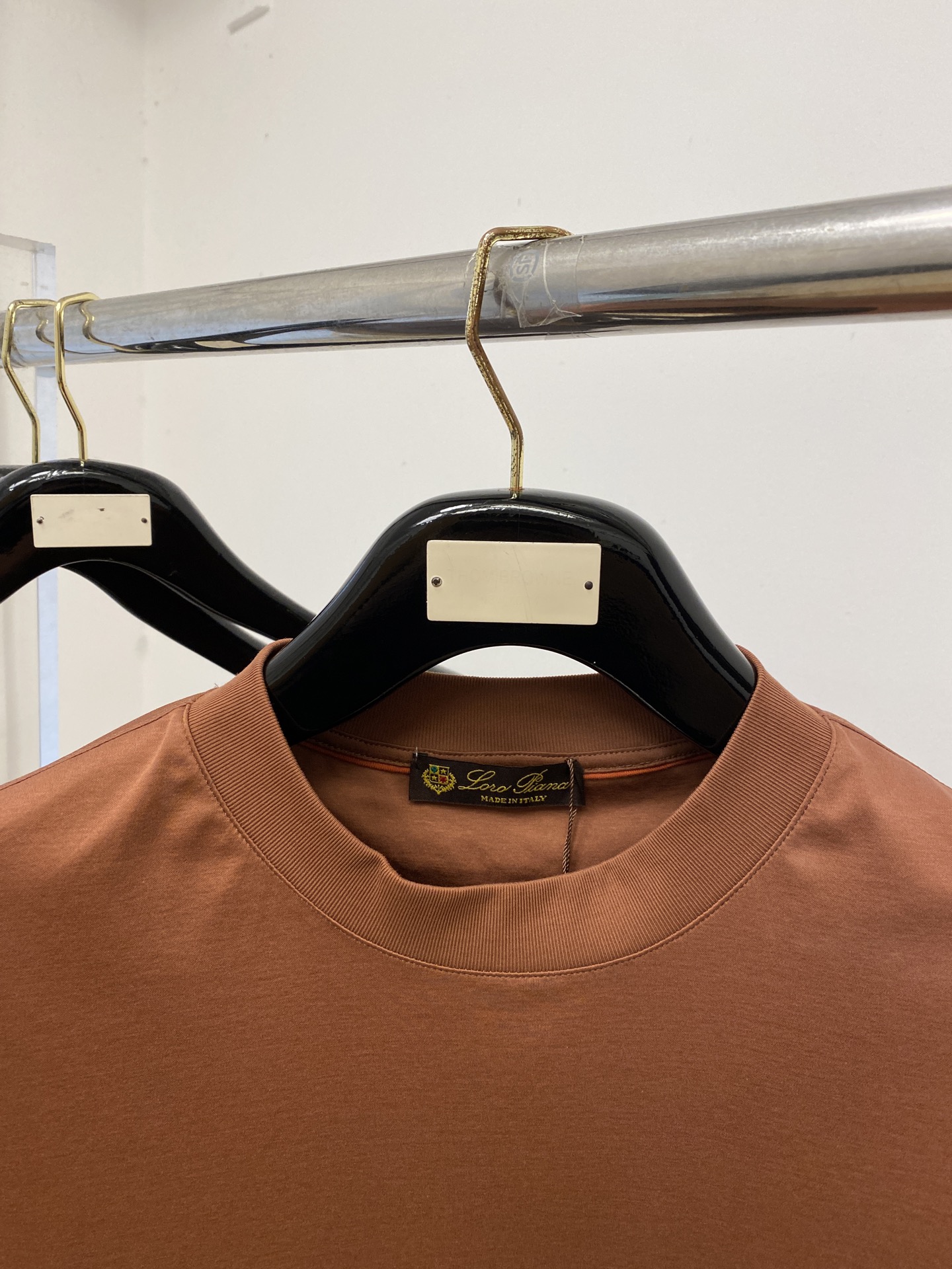 Loro Piana、2026新品短袖T恤，帅气时尚，后背精致刺绣字母logo，简约百搭款。面料棉 不仅