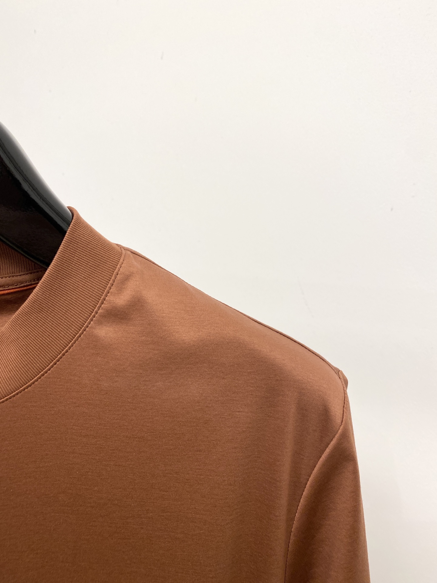 Loro Piana、2026新品短袖T恤，帅气时尚，后背精致刺绣字母logo，简约百搭款。面料棉 不仅