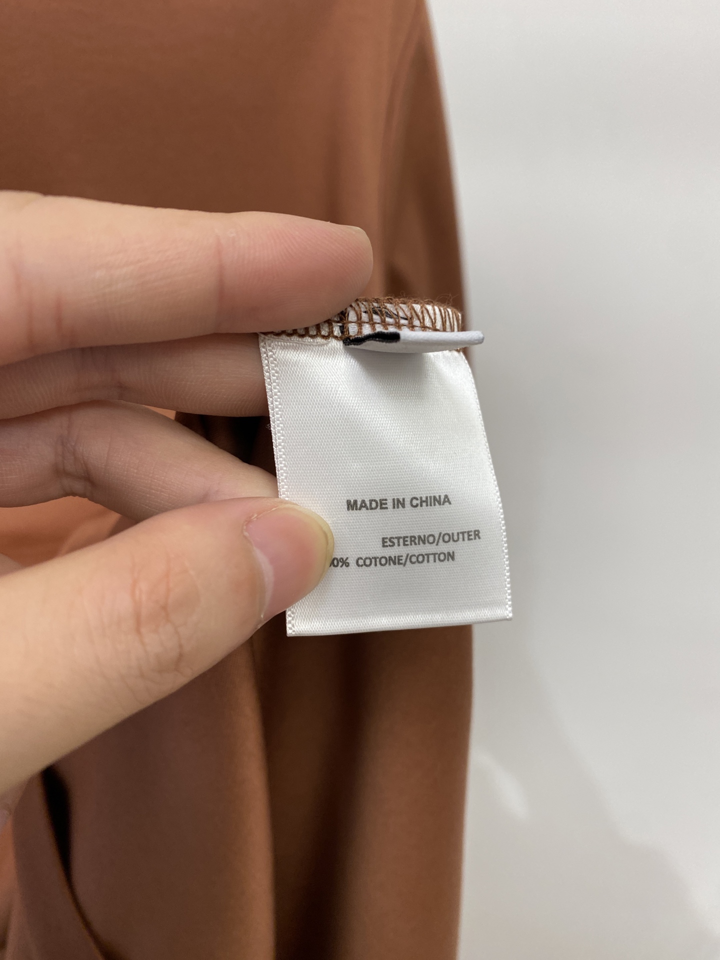 Loro Piana、2026新品短袖T恤，帅气时尚，后背精致刺绣字母logo，简约百搭款。面料棉 不仅