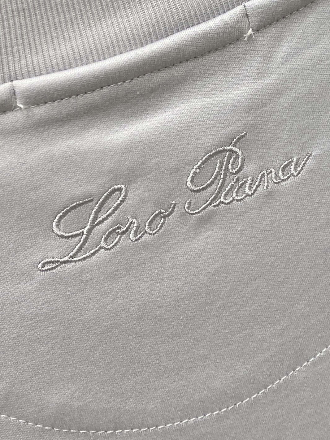 Loro Piana、2026新品短袖T恤，帅气时尚，后背精致刺绣字母logo，简约百搭款。面料棉 不仅