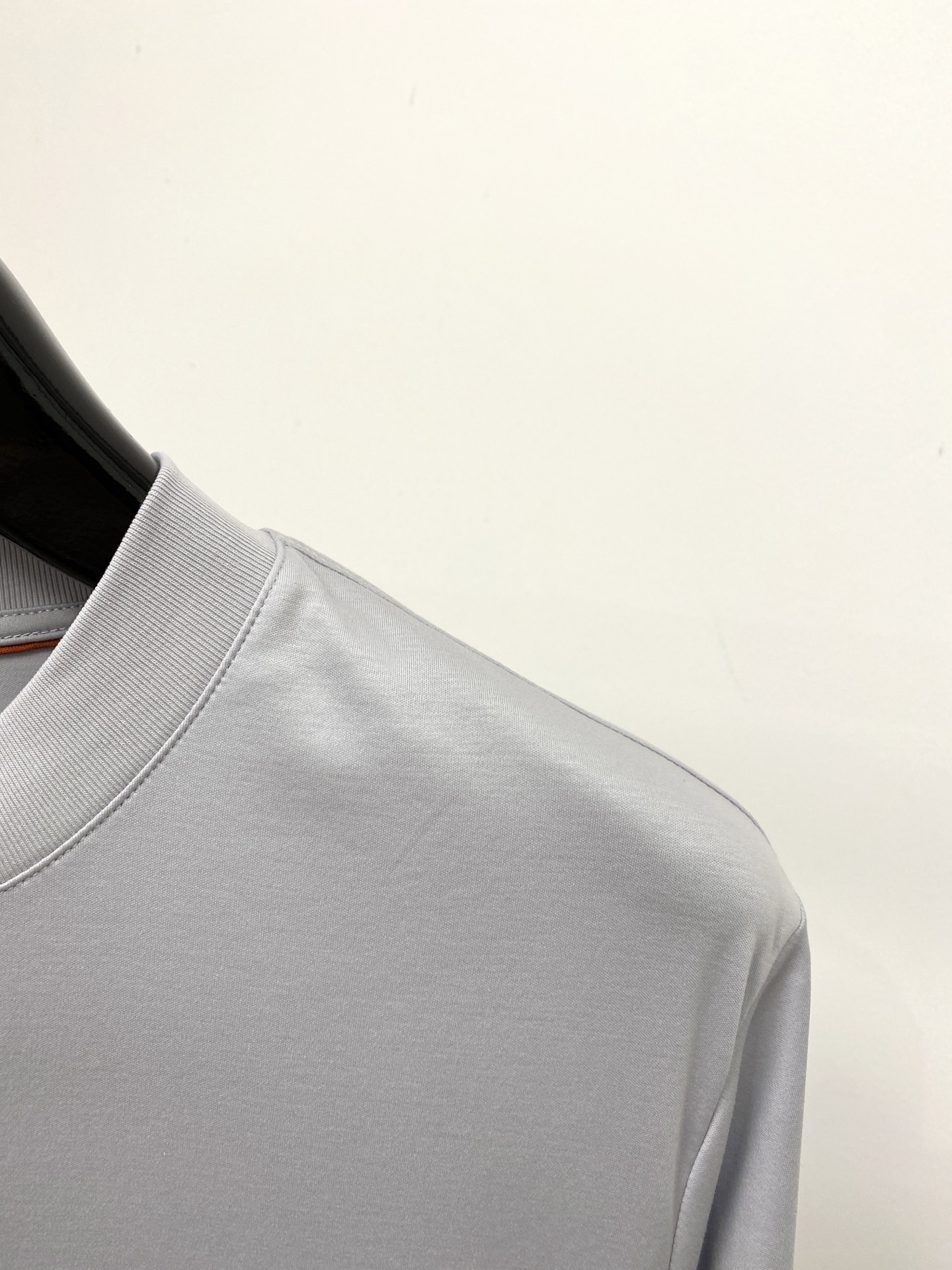 Loro Piana、2026新品短袖T恤，帅气时尚，后背精致刺绣字母logo，简约百搭款。面料棉 不仅