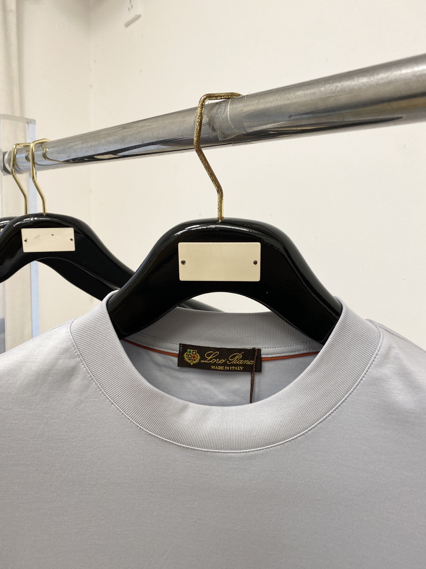 Loro Piana、2026新品短袖T恤，帅气时尚，后背精致刺绣字母logo，简约百搭款。面料棉 不仅
