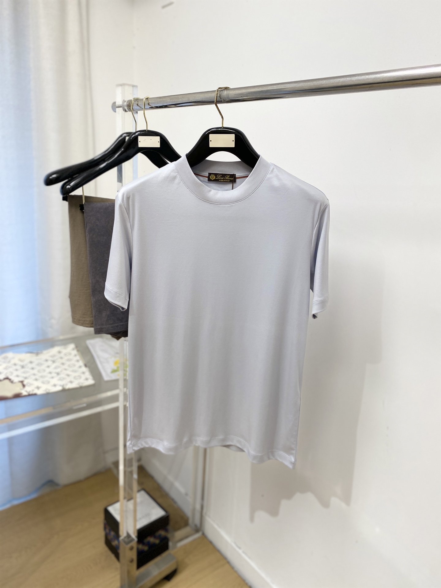 Loro Piana、2026新品短袖T恤，帅气时尚，后背精致刺绣字母logo，简约百搭款。面料棉 不仅