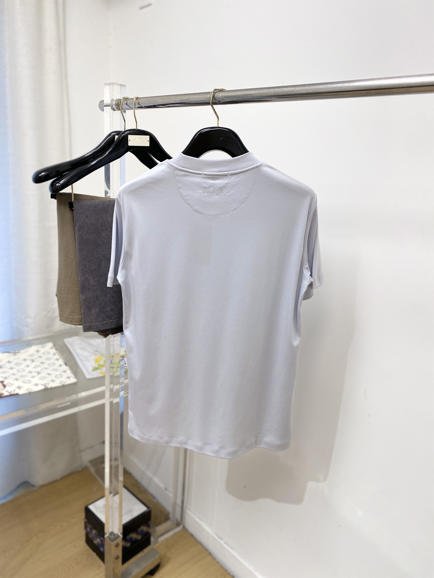 Loro Piana、2026新品短袖T恤，帅气时尚，后背精致刺绣字母logo，简约百搭款。面料棉 不仅