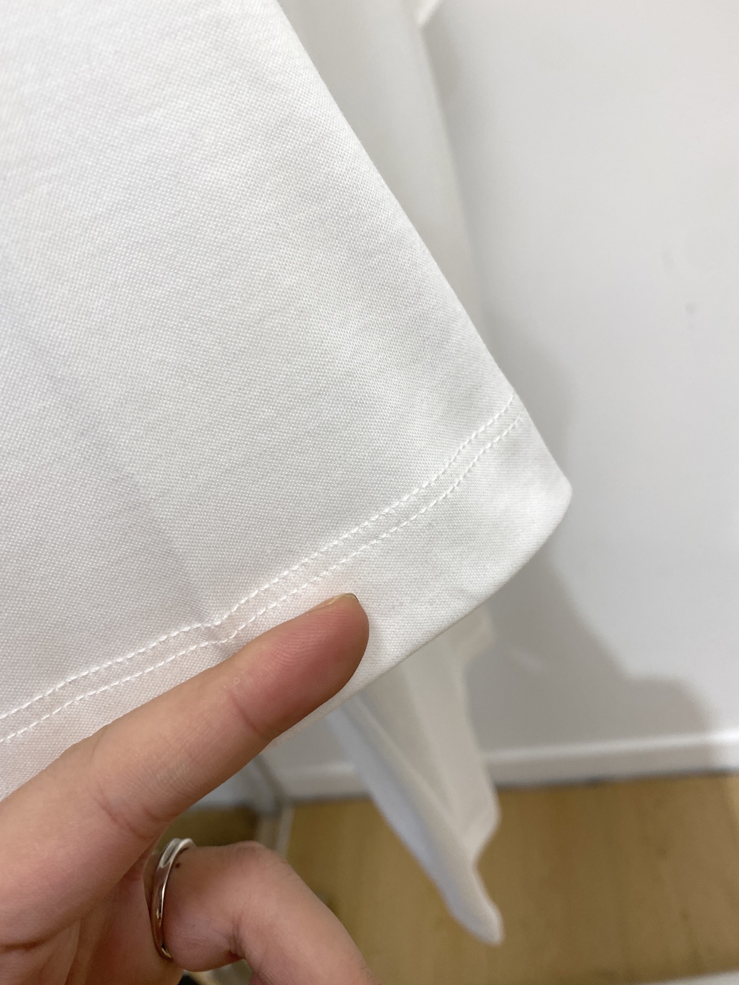 Loro Piana、2026新品短袖T恤，帅气时尚，后背精致刺绣字母logo，简约百搭款。面料棉 不仅