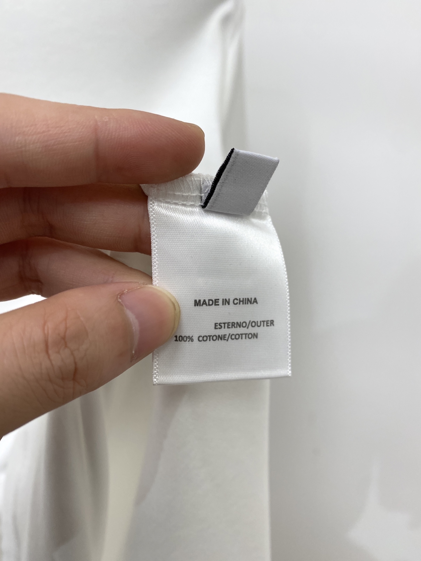 Loro Piana、2026新品短袖T恤，帅气时尚，后背精致刺绣字母logo，简约百搭款。面料棉 不仅