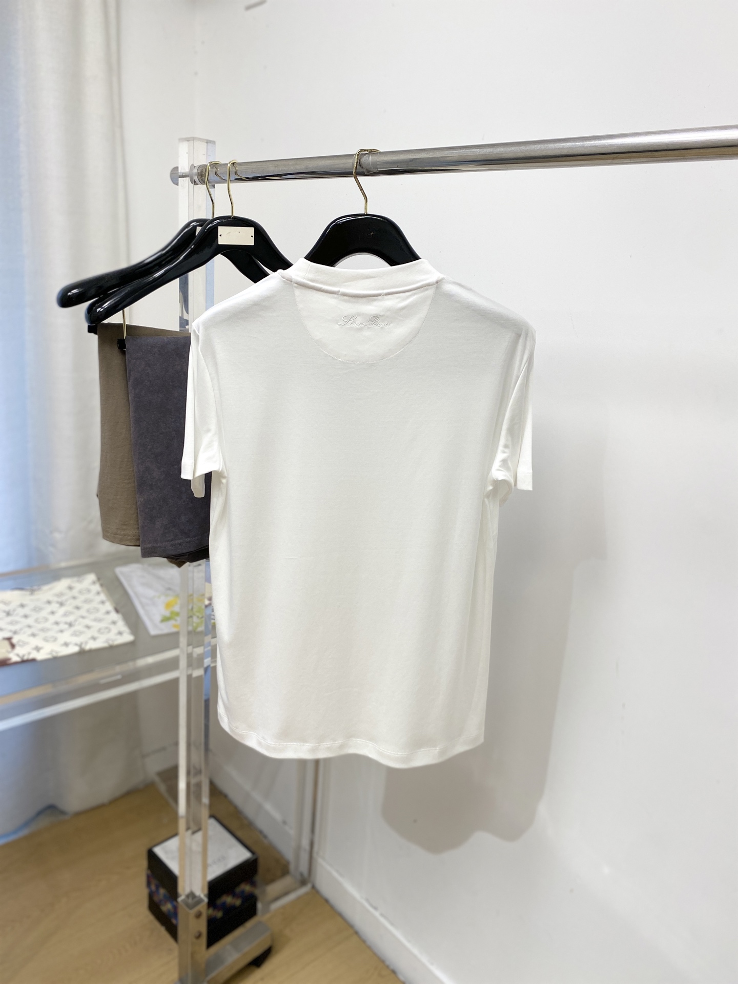 Loro Piana、2026新品短袖T恤，帅气时尚，后背精致刺绣字母logo，简约百搭款。面料棉 不仅