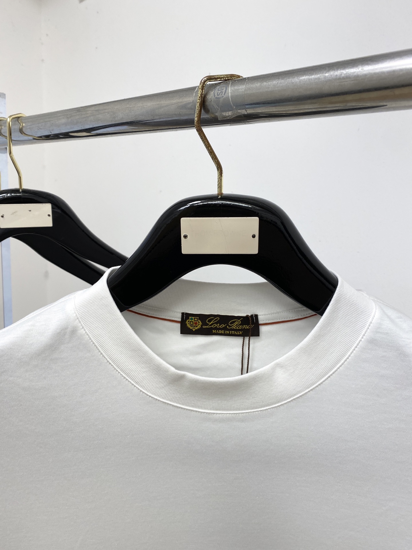 Loro Piana、2026新品短袖T恤，帅气时尚，后背精致刺绣字母logo，简约百搭款。面料棉 不仅