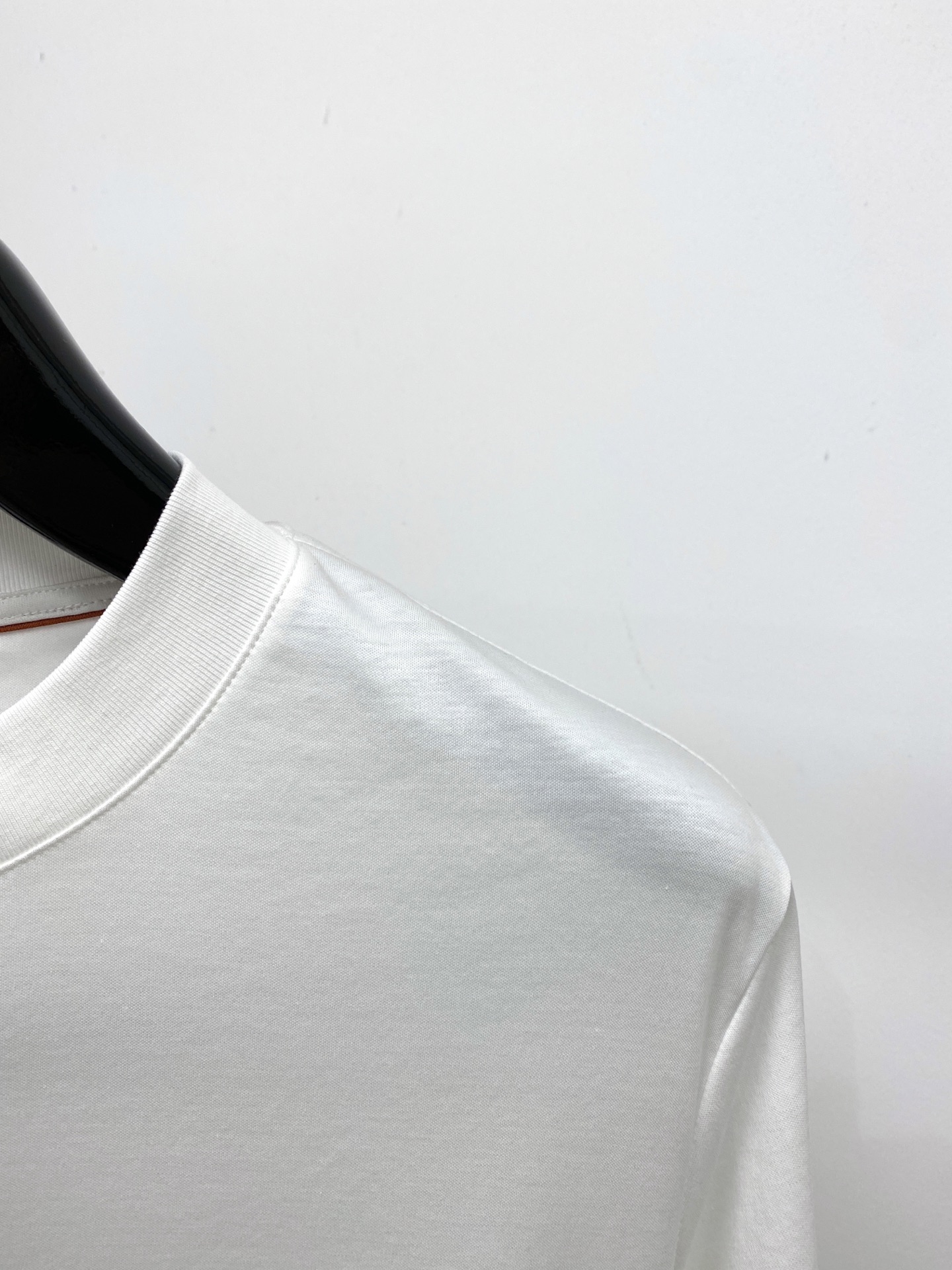 Loro Piana、2026新品短袖T恤，帅气时尚，后背精致刺绣字母logo，简约百搭款。面料棉 不仅