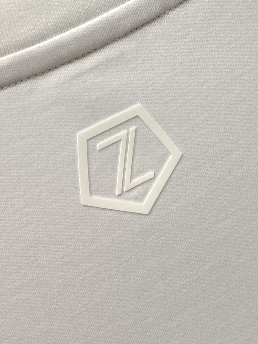 杰尼亚、2026新品短袖T恤，帅气时尚，胸前设计凹凸印胶图案logo，简约百搭款。面料棉 不仅挺括，保持