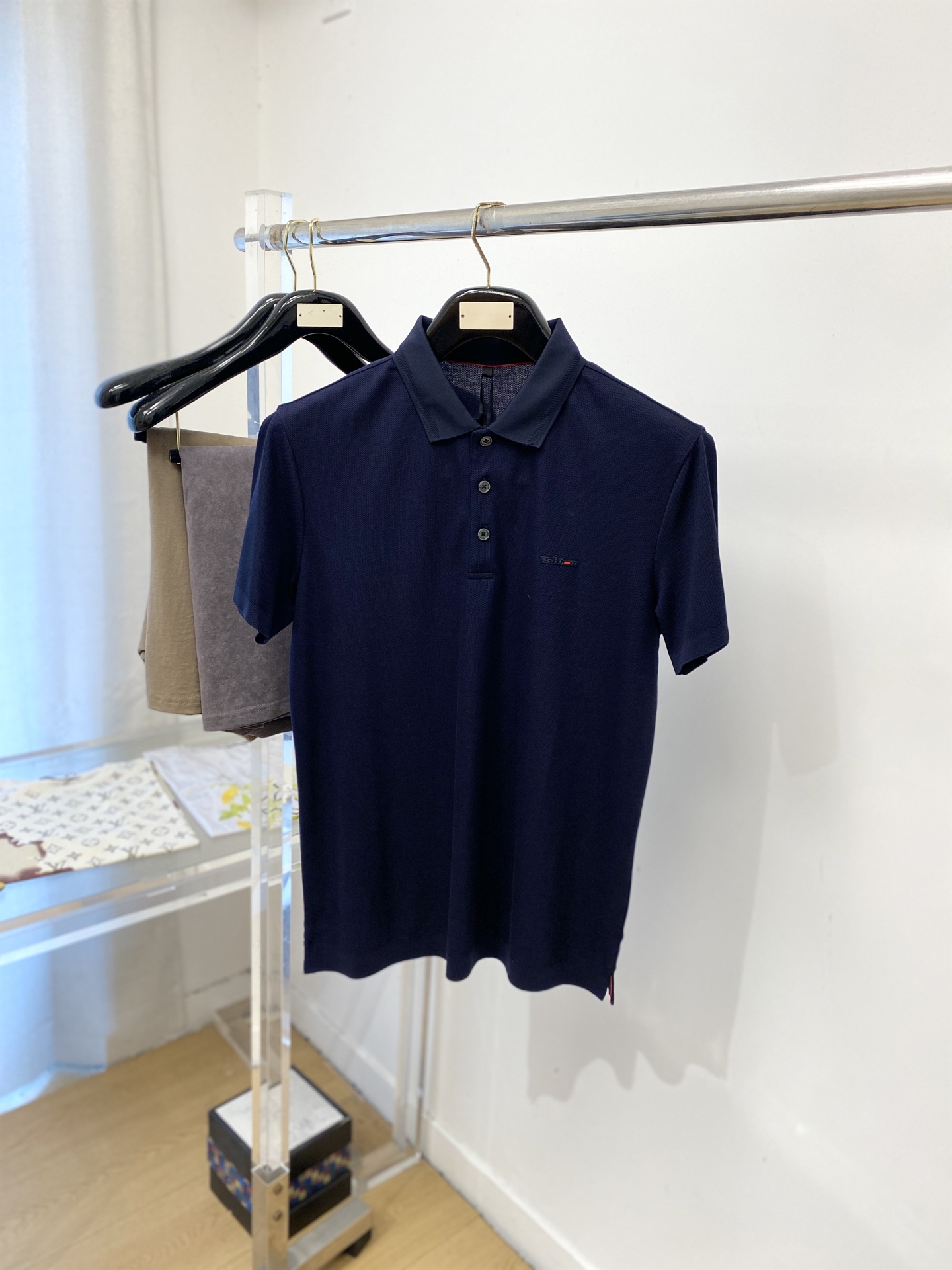 Kiton、2026新品短袖T恤，帅气时尚，胸前顶级凹凸印胶字母logo，简约百搭款。面料棉 不仅挺括，