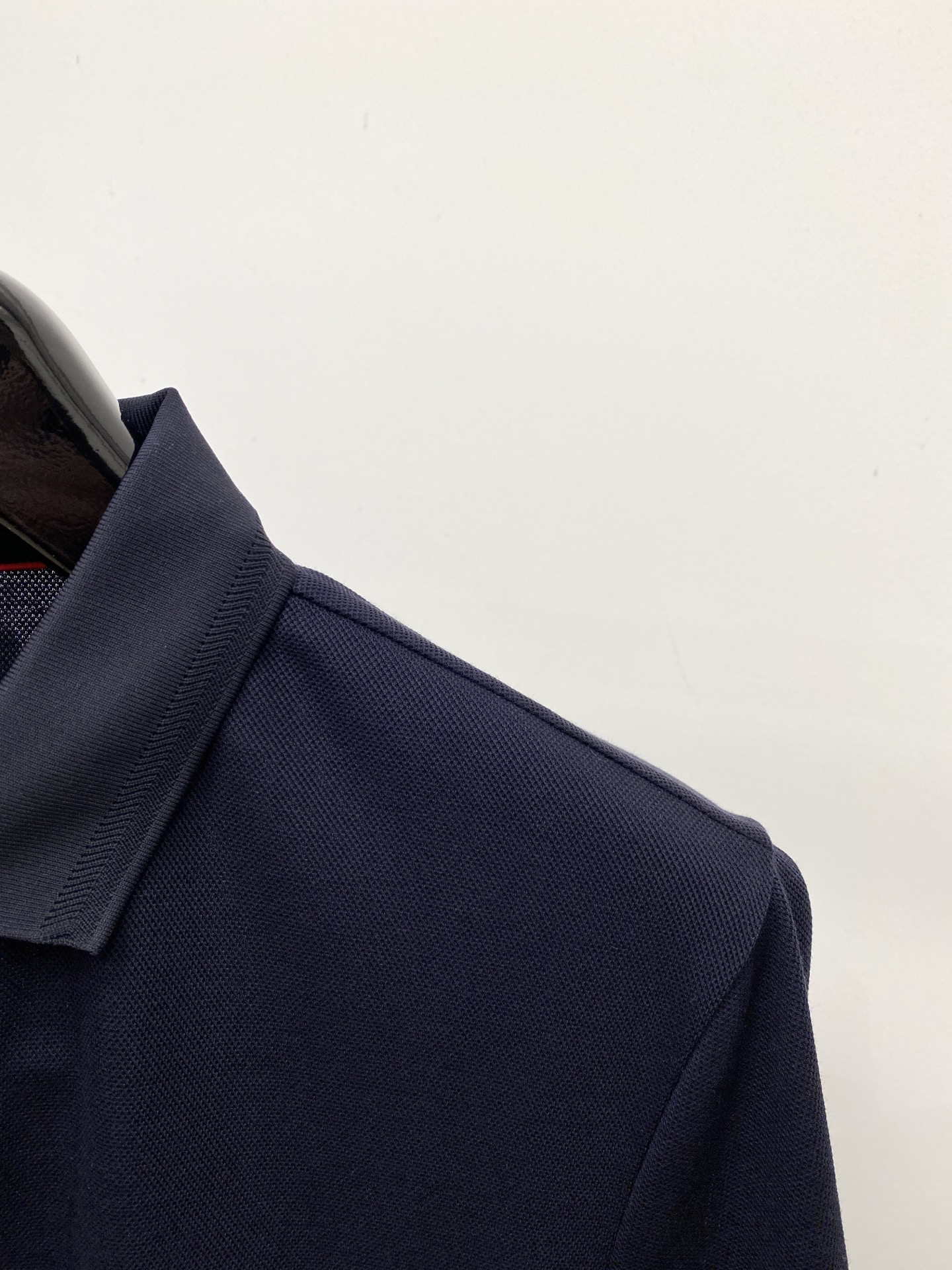 Kiton、2026新品短袖T恤，帅气时尚，胸前顶级凹凸印胶字母logo，简约百搭款。面料棉 不仅挺括，