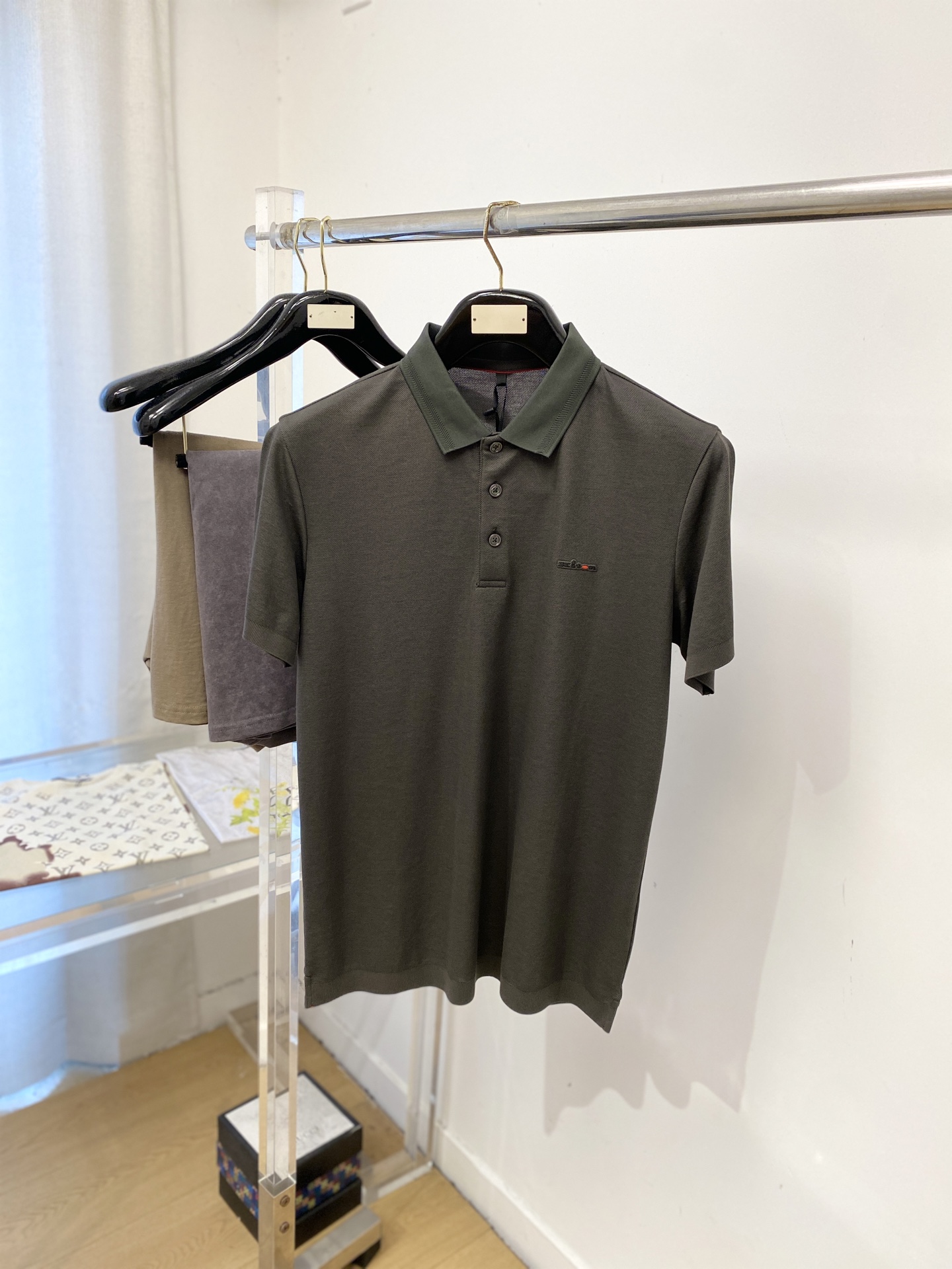 Kiton、2026新品短袖T恤，帅气时尚，胸前顶级凹凸印胶字母logo，简约百搭款。面料棉 不仅挺括，