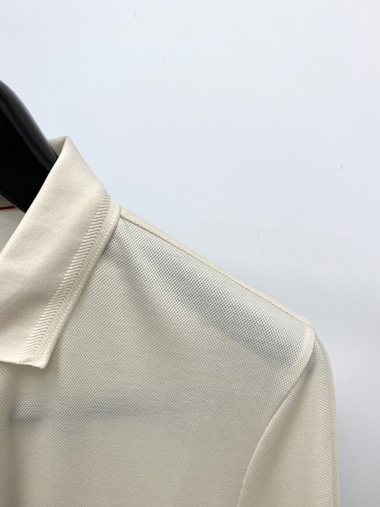 Kiton、2026新品短袖T恤，帅气时尚，胸前顶级凹凸印胶字母logo，简约百搭款。面料棉 不仅挺括，