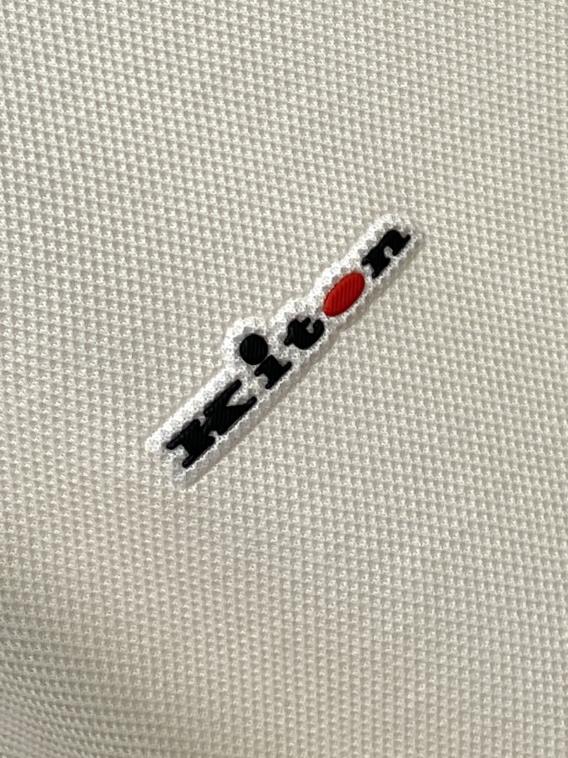 Kiton、2026新品短袖T恤，帅气时尚，胸前顶级凹凸印胶字母logo，简约百搭款。面料棉 不仅挺括，