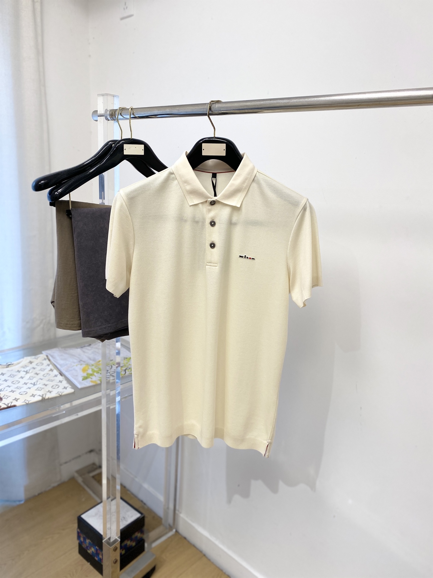 Kiton、2026新品短袖T恤，帅气时尚，胸前顶级凹凸印胶字母logo，简约百搭款。面料棉 不仅挺括，