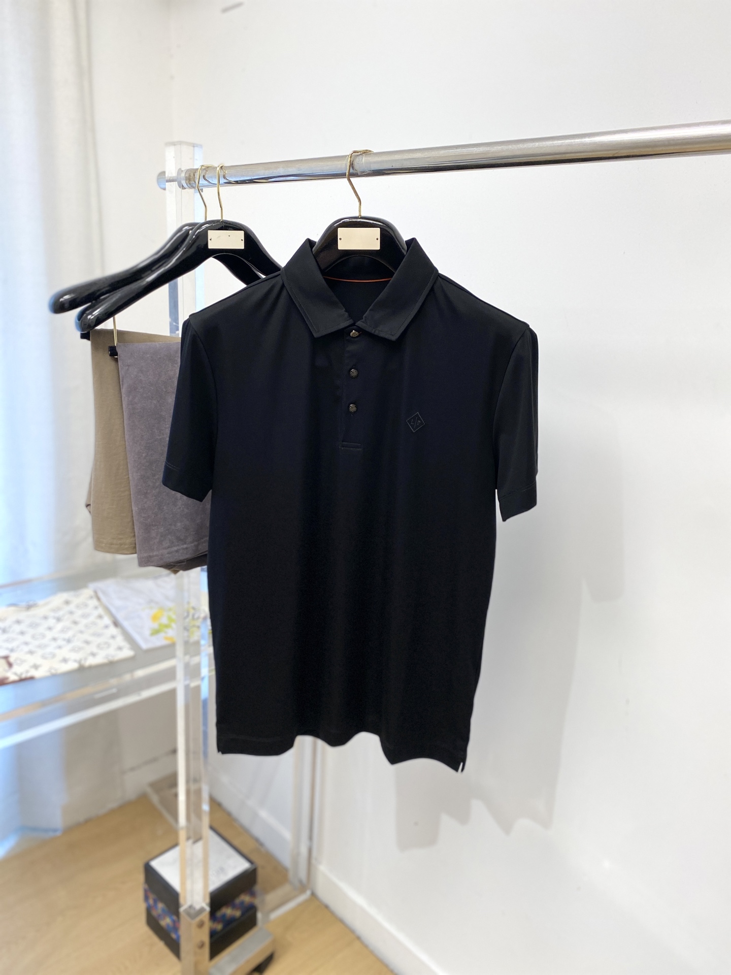 Loro Piana、2026新品短袖T恤，帅气时尚，胸前精致刺绣字母logo，简约百搭款。面料棉 不仅