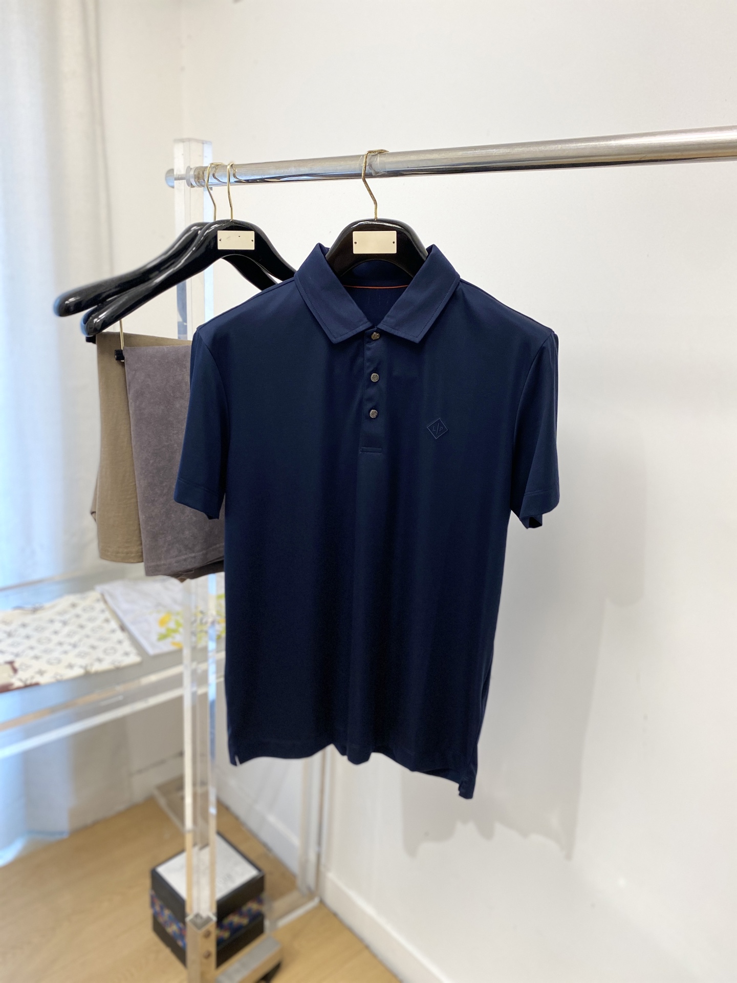 Loro Piana、2026新品短袖T恤，帅气时尚，胸前精致刺绣字母logo，简约百搭款。面料棉 不仅