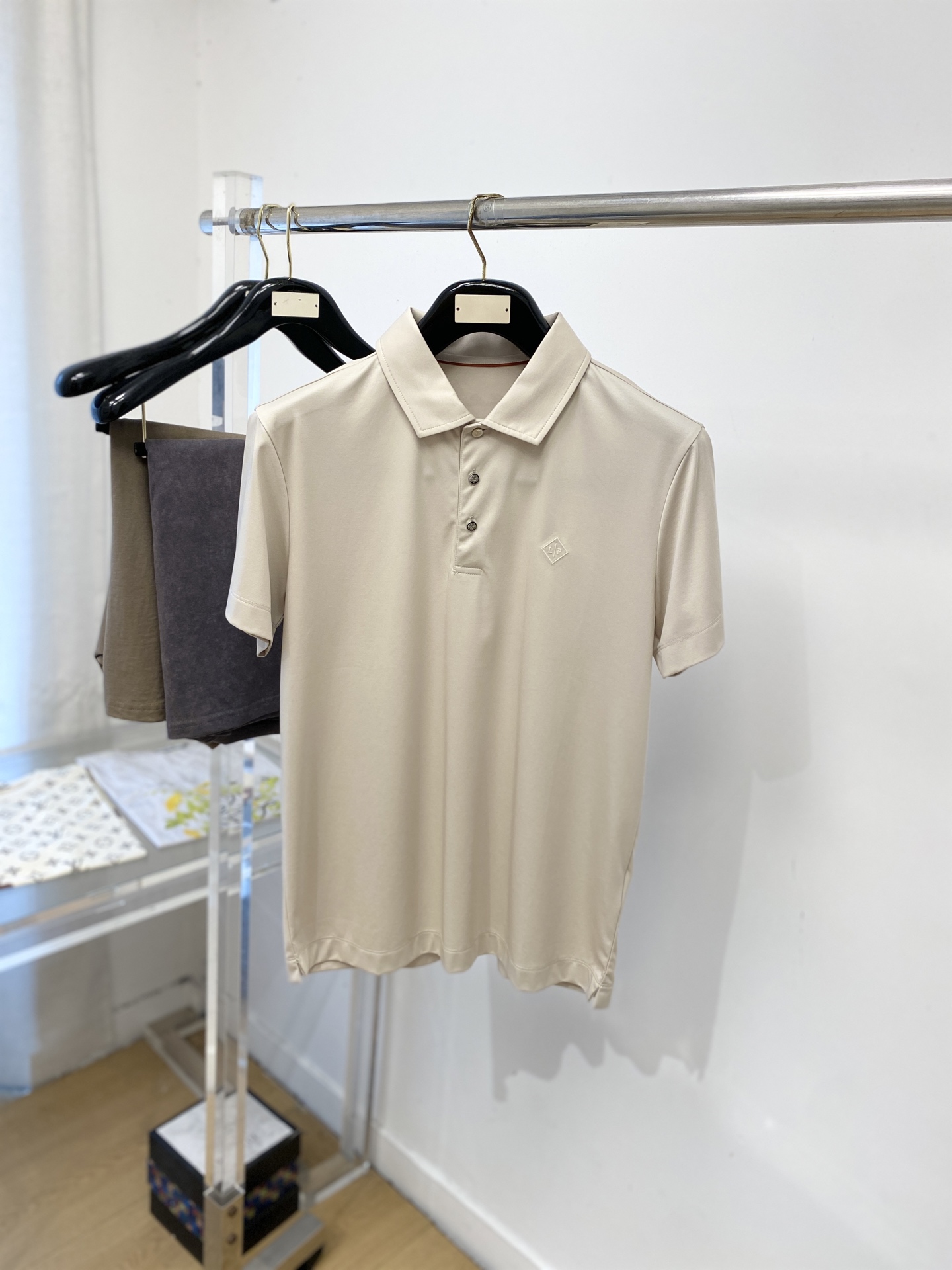 Loro Piana、2026新品短袖T恤，帅气时尚，胸前精致刺绣字母logo，简约百搭款。面料棉 不仅