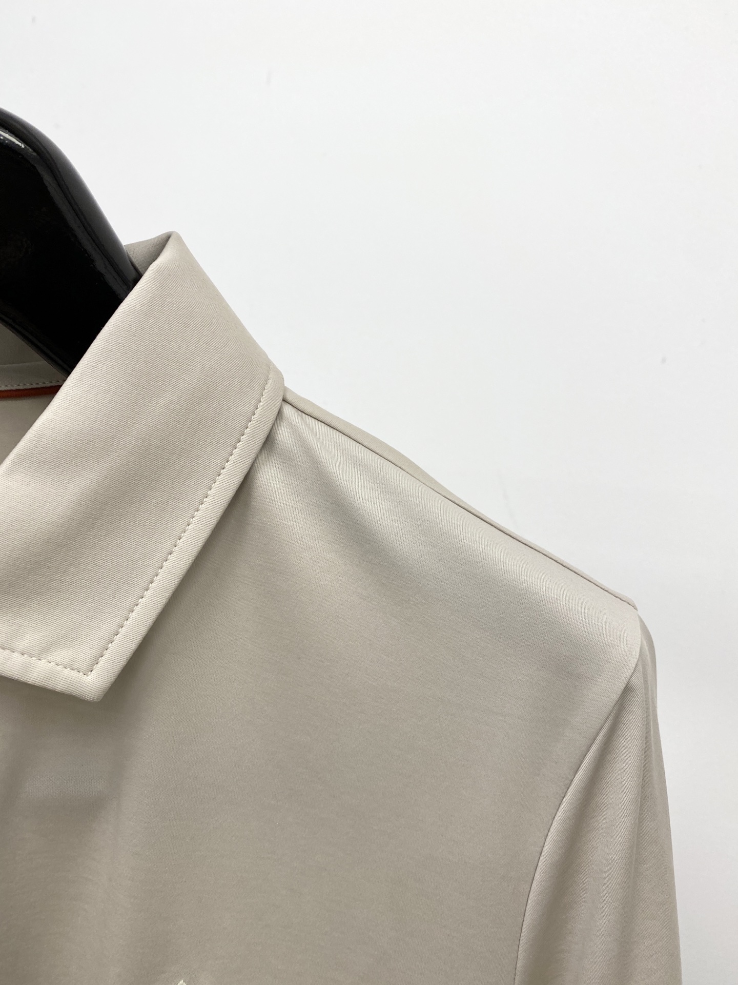 Loro Piana、2026新品短袖T恤，帅气时尚，胸前精致刺绣字母logo，简约百搭款。面料棉 不仅